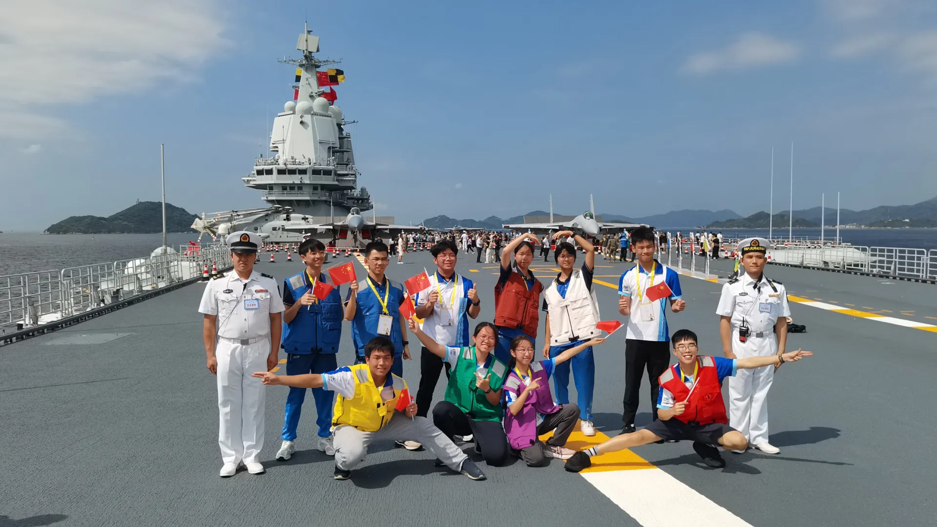 Pequim promove patriotismo em Hong Kong com exibição de poder naval