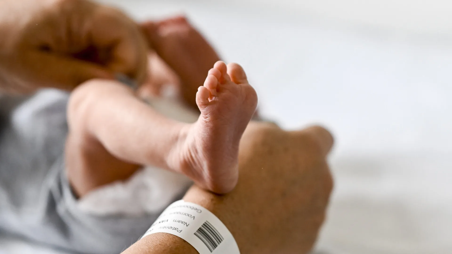 
                    Bebé em estado grave levado de Faro a Lisboa em ambulância. 'Heli' parado
                