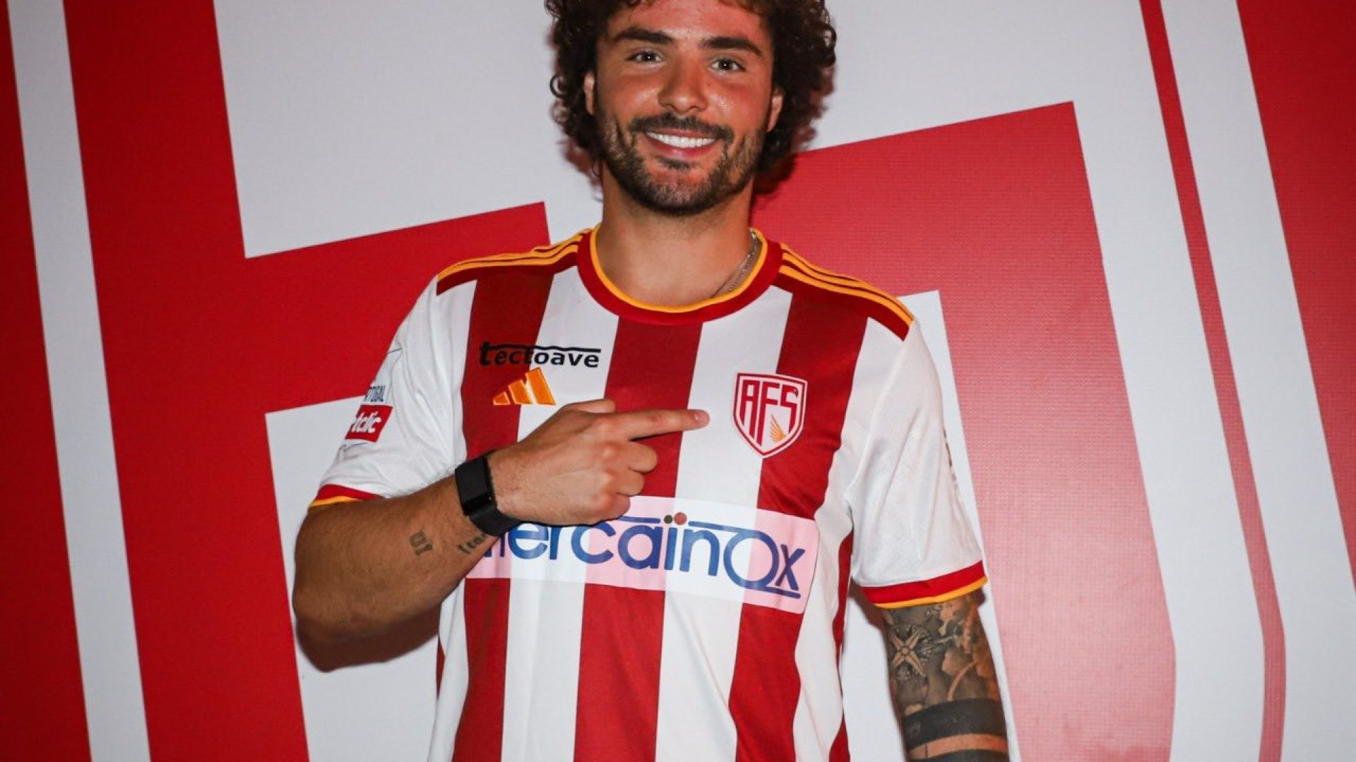 AVS oficializa contratação do médio Rafael Barbosa