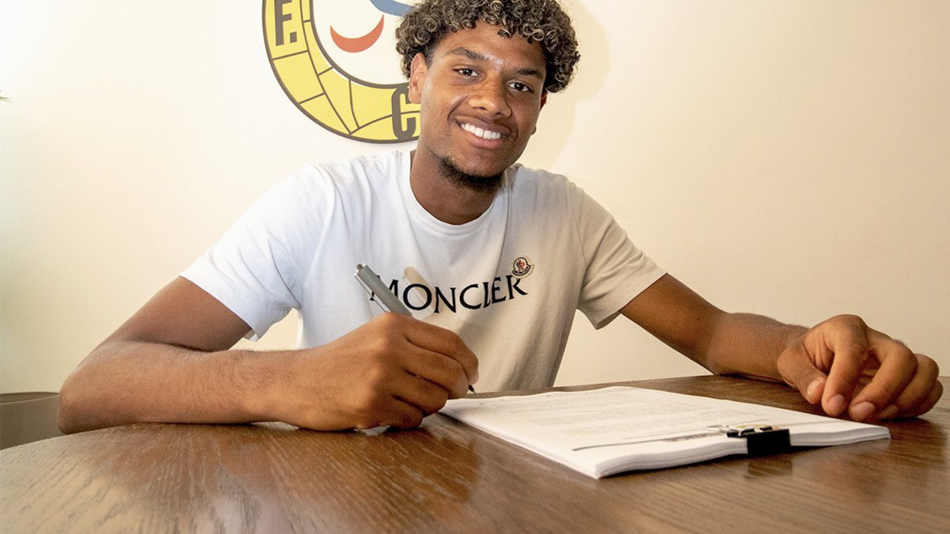 Oficial: Alverca contrata Steven Baseya, internacional jovem francês