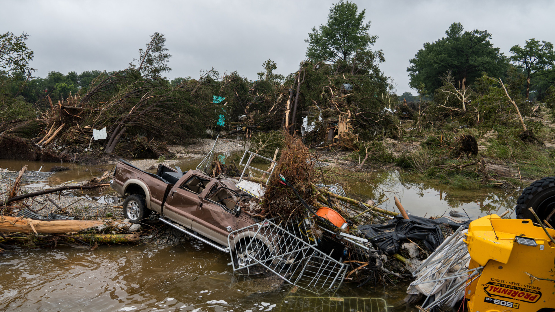 Autoridades procuram cerca de 30 crianças após inundações do Texas
