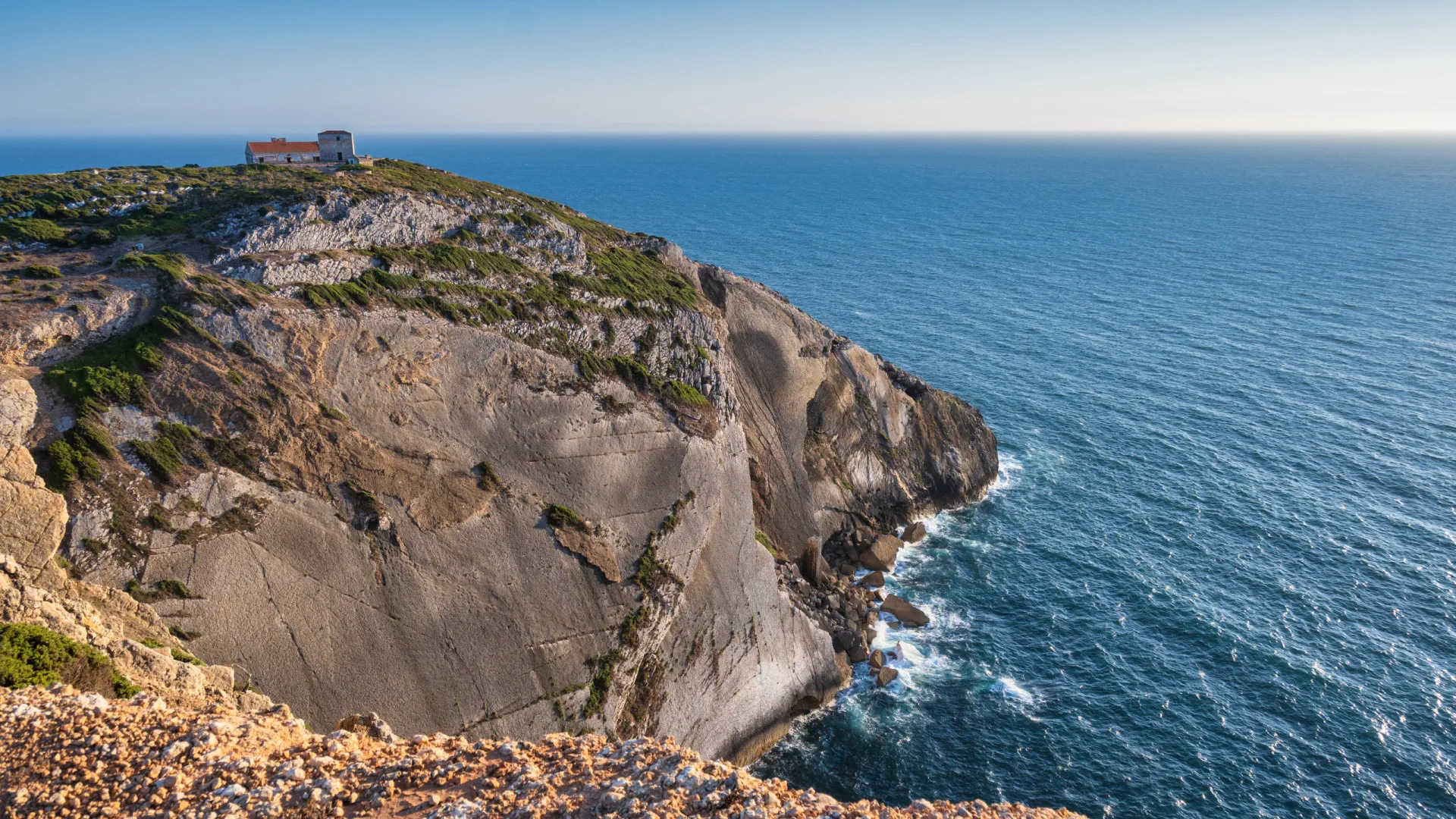 
                    Resgatado homem no Cabo Espichel em Sesimbra
                