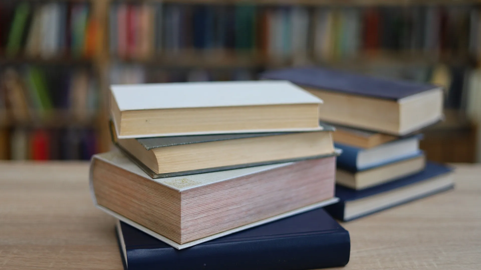 
                    Reino Unido. Mulher despedida por ouvir livros 