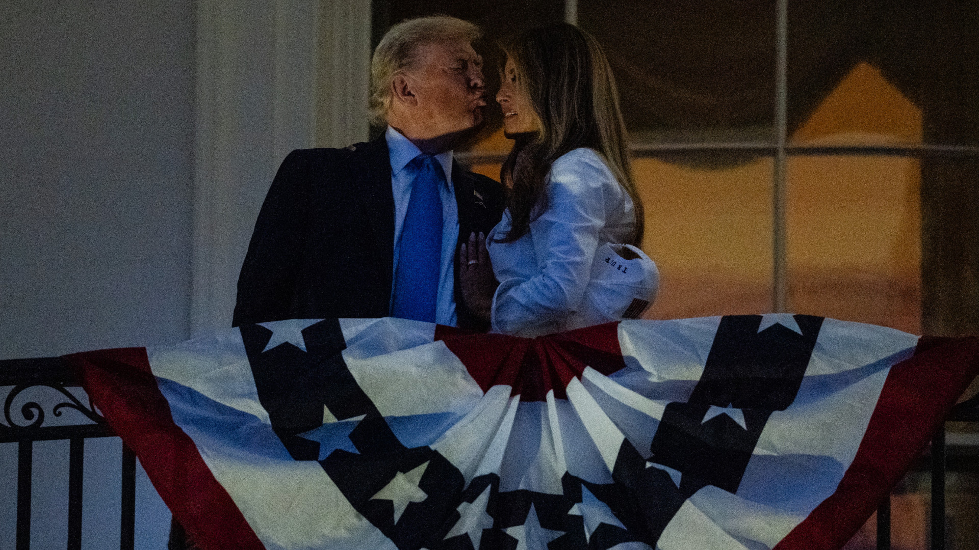 Trump agarra e beija Melania e o momento torna-se viral. Veja o vídeo