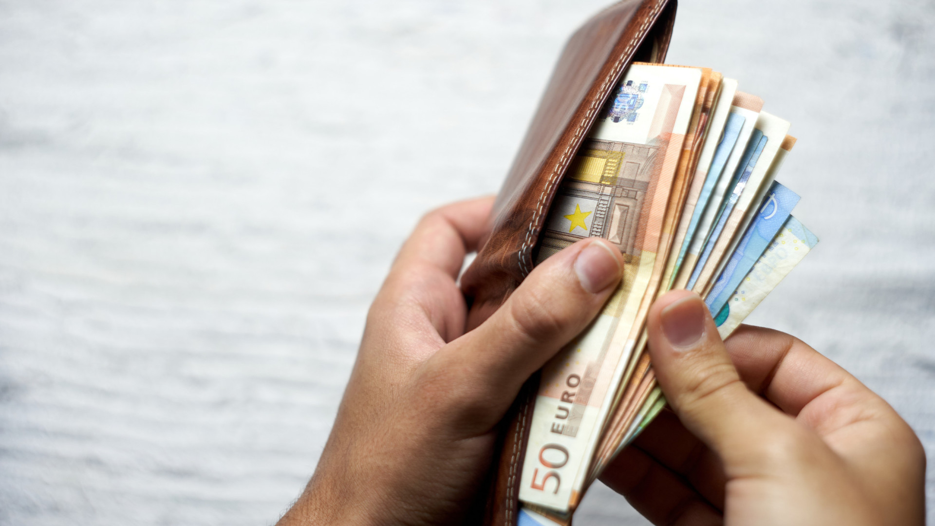 Portugueses abrem cordões à bolsa nos saldos: Quanto gastam?