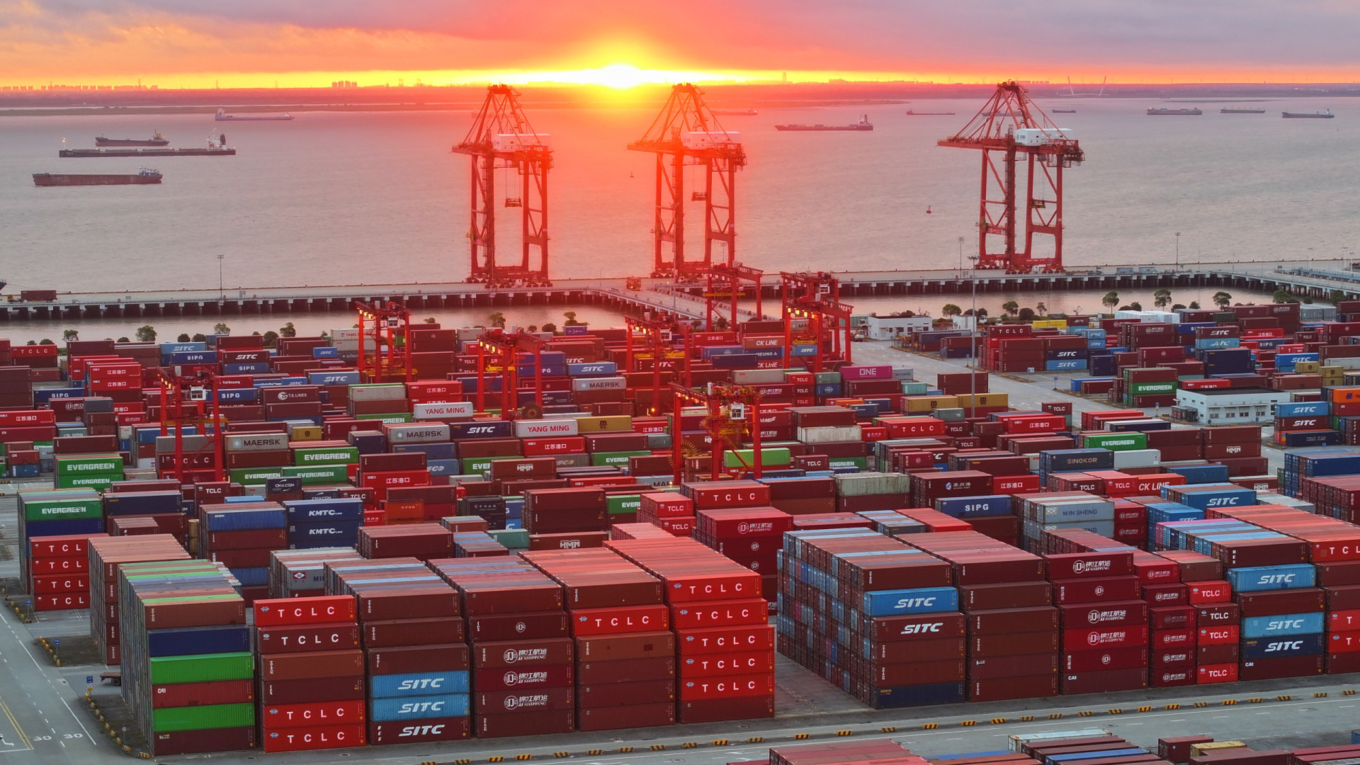 Comércio mundial cresce no primeiro semestre de 2025
