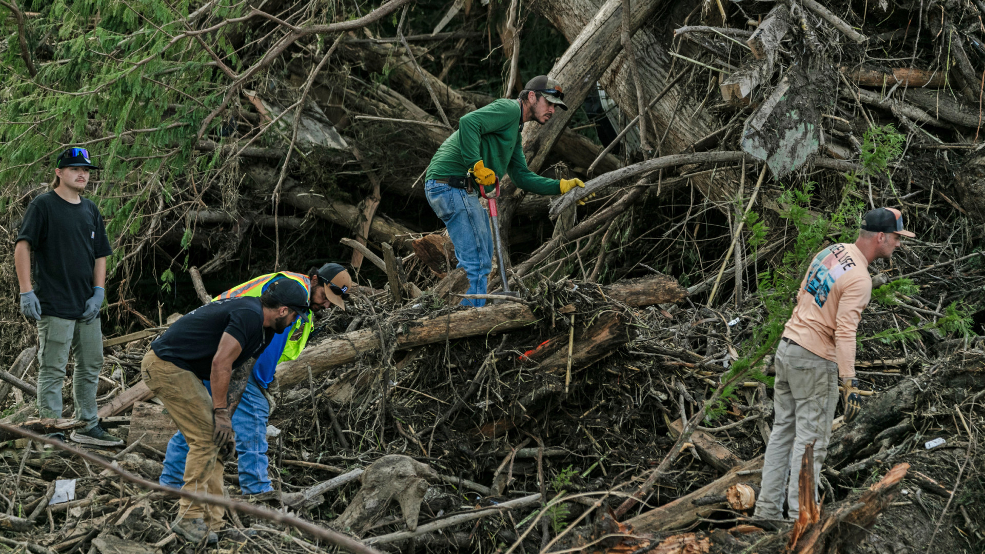 Buscas prosseguem por vítimas de cheias no Texas. 125 mortes confirmadas