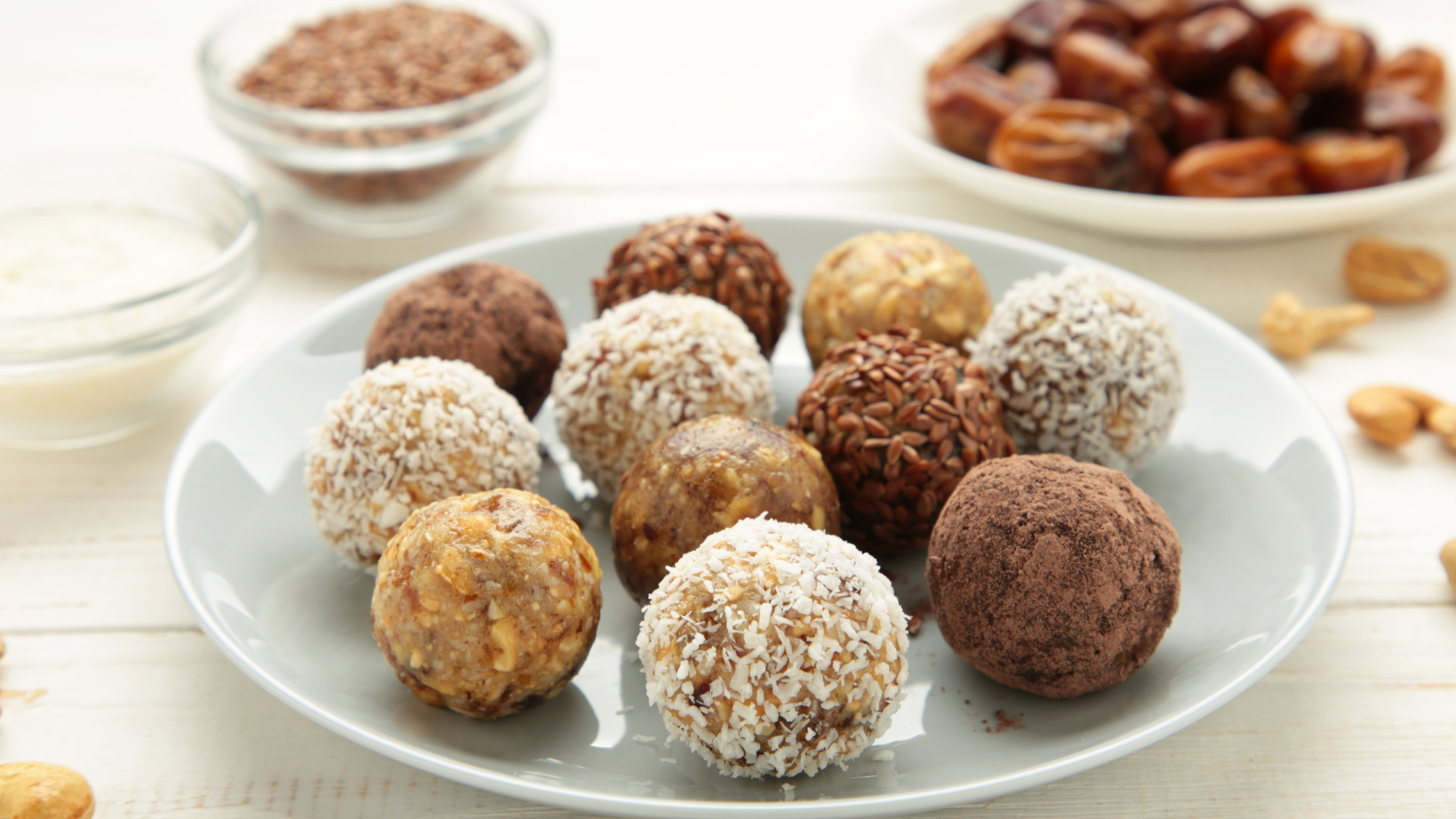 Amendoim, chocolate e matcha: Três receitas de bolinhas energéticas