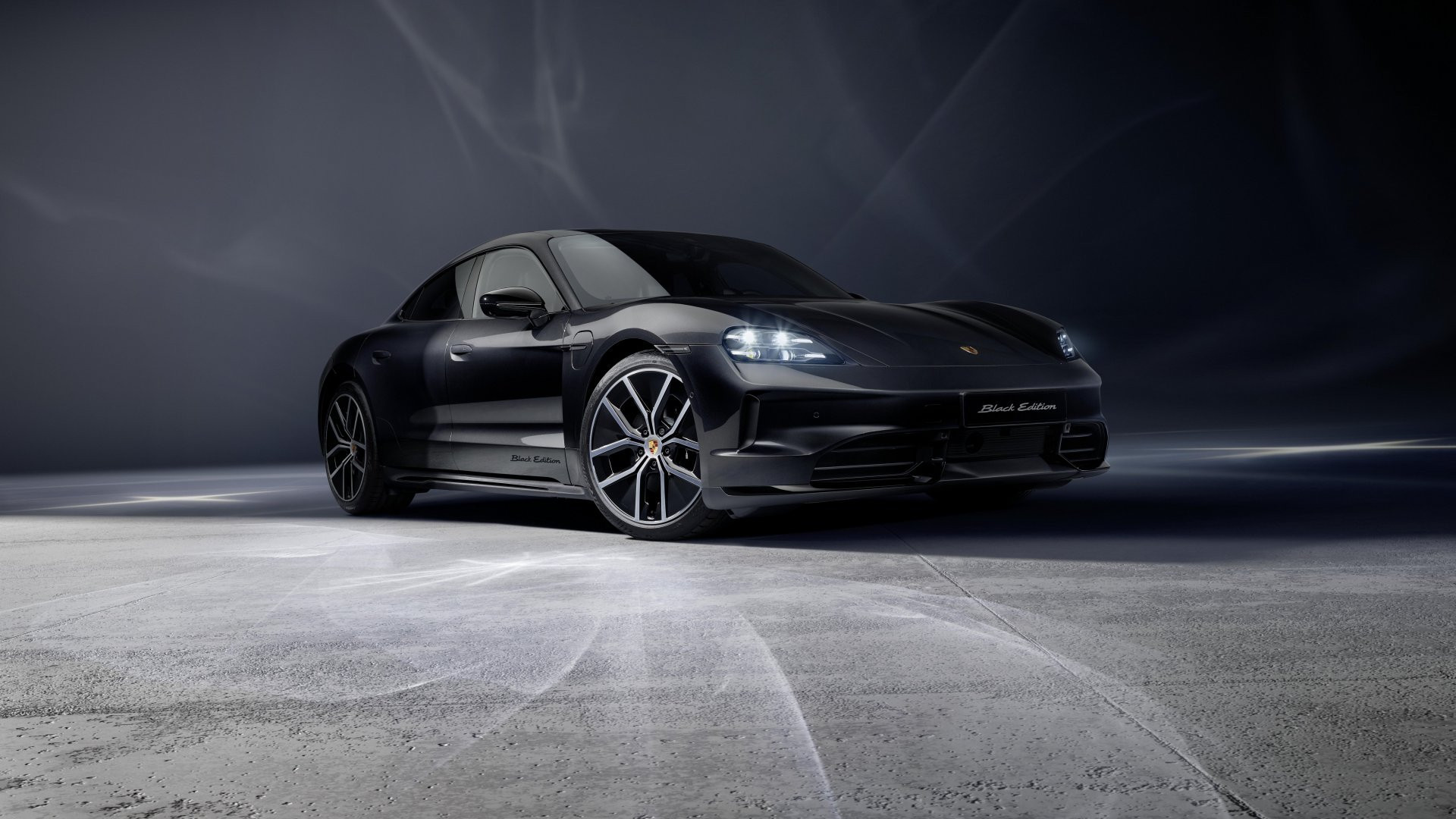 Porsche Cayenne e Taycan vestem-se de preto em novas edições especiais