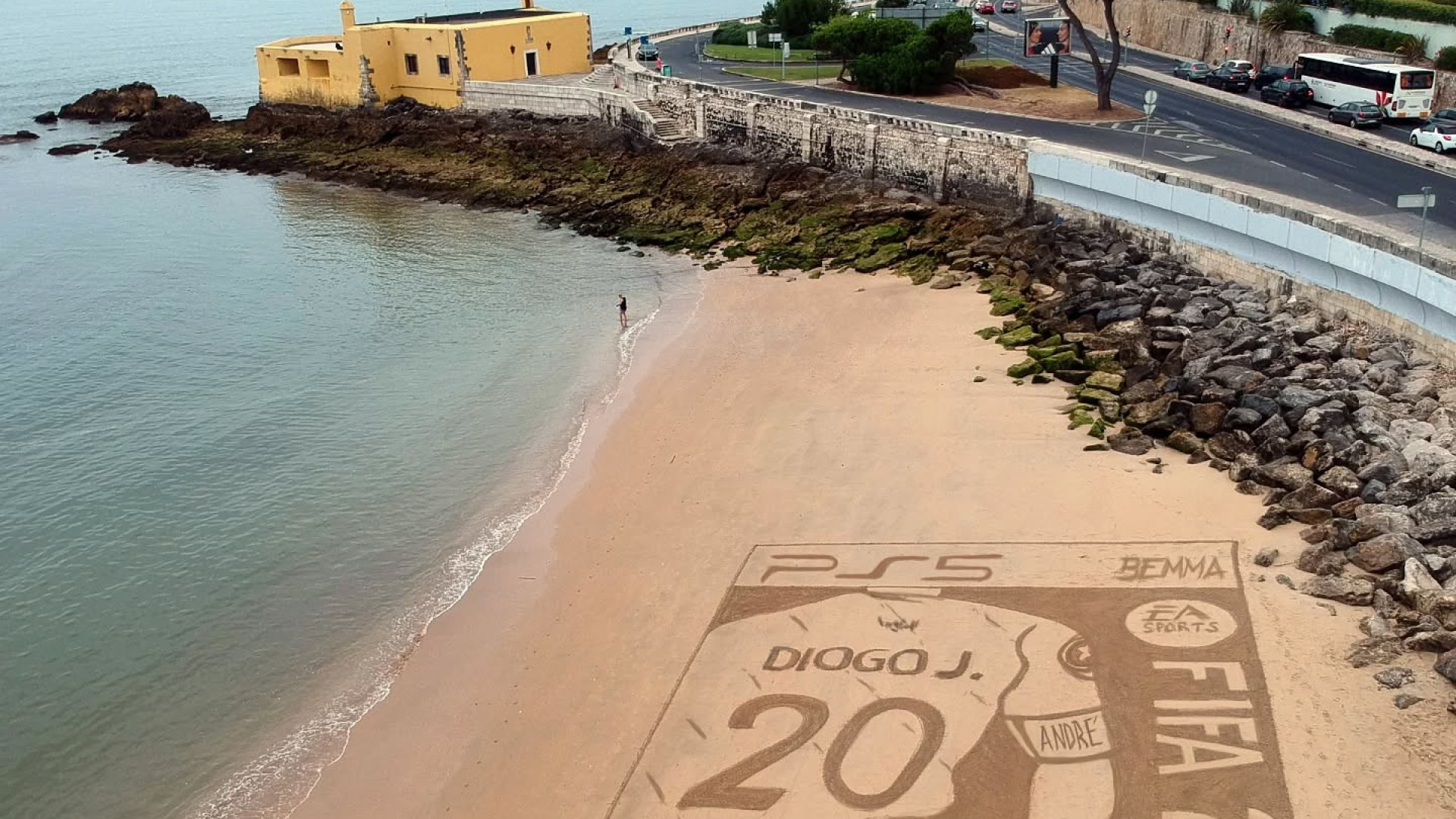 Praia de Caxias acordou com esta homenagem a Diogo Jota e André Silva
