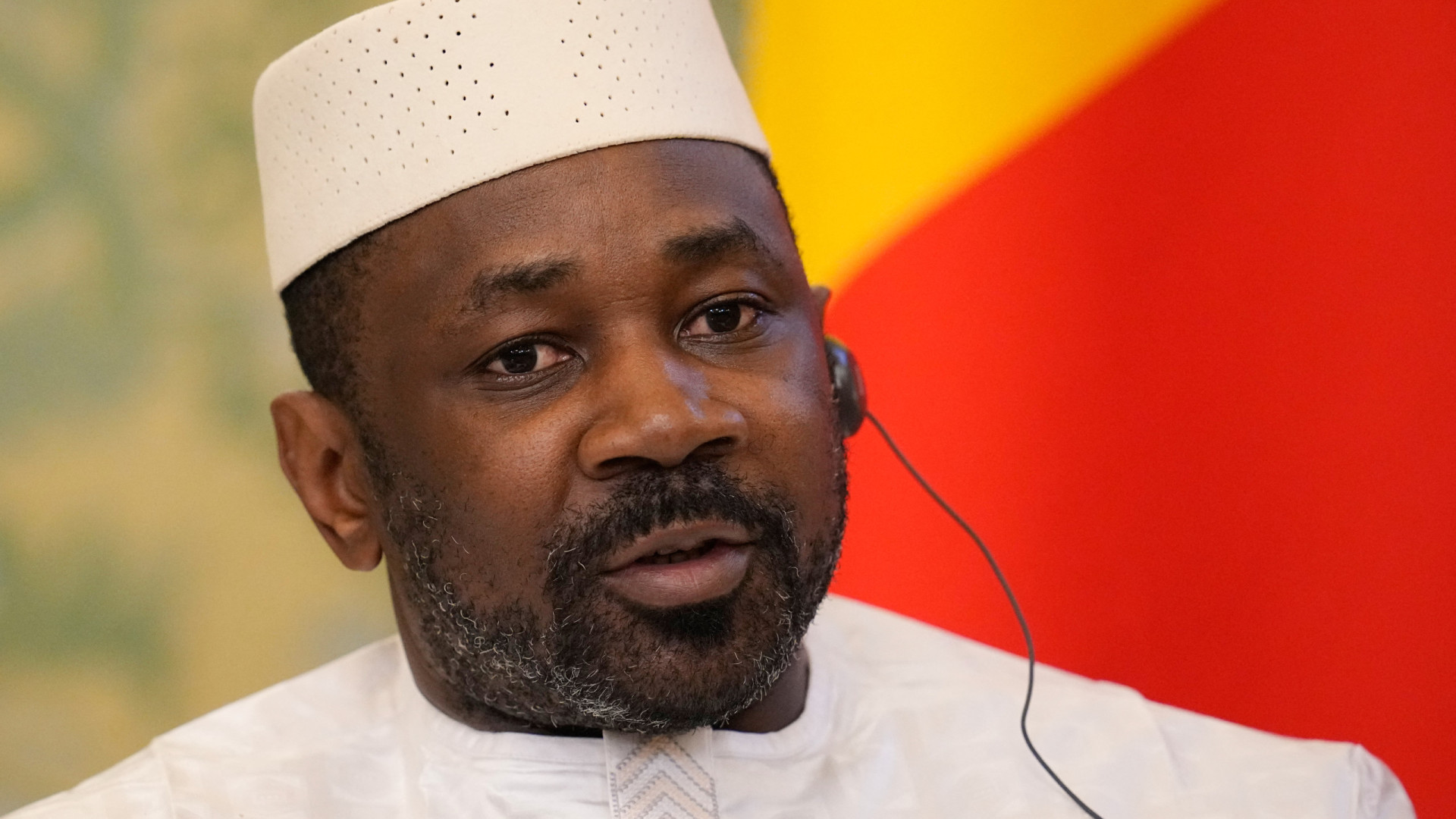 Líder da junta militar do Mali promulga lei que lhe dá mandato ilimitado