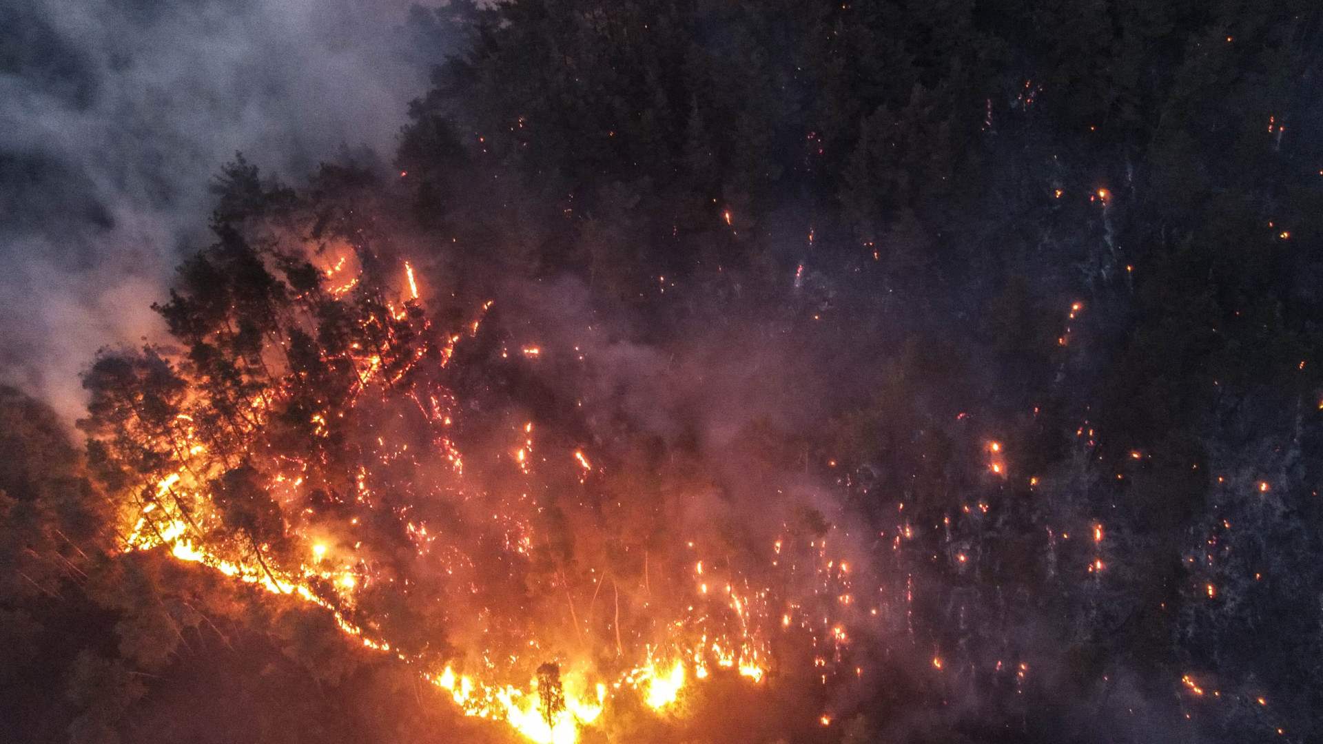 Ventos fortes agravam fogos na Síria (já de difícil acesso). As imagens