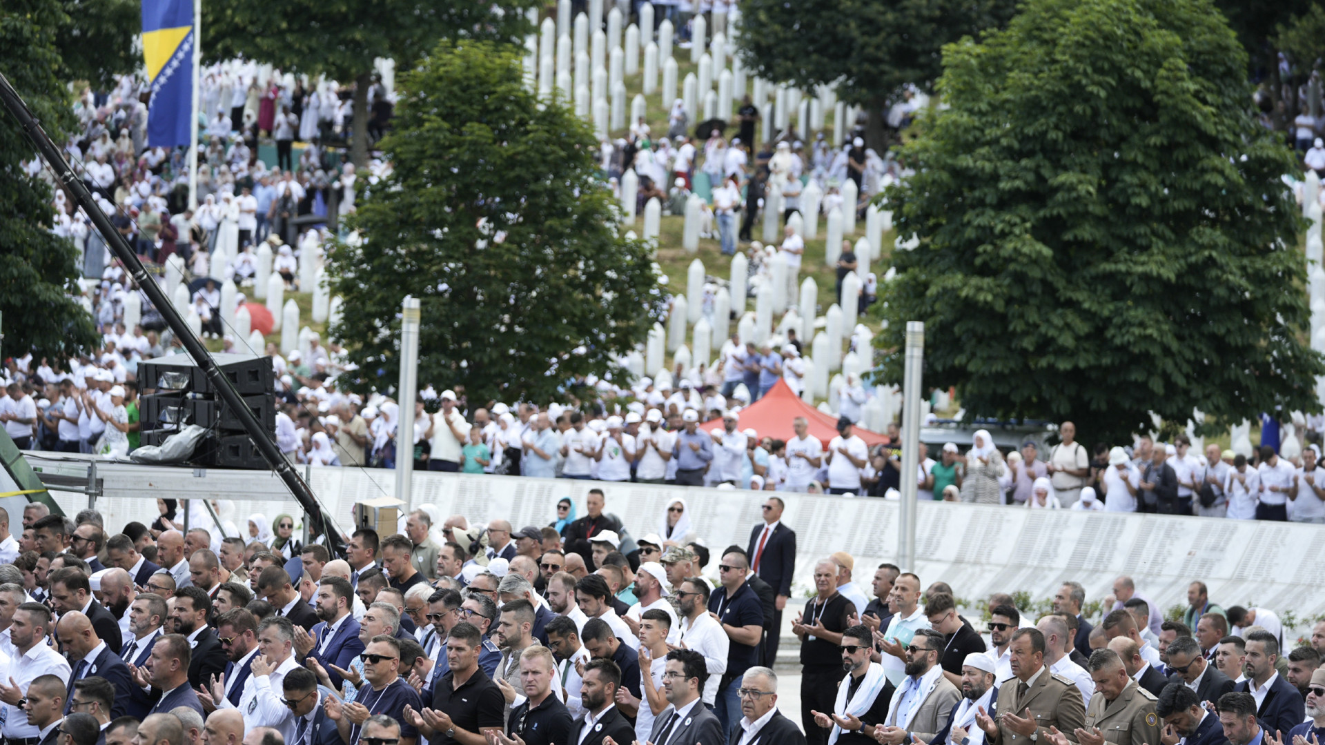 Mais de 150 mil pessoas lembram vítimas do genocídio de Srebrenica