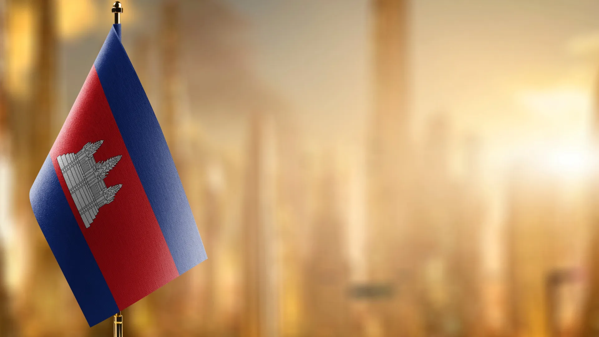 
                    Pelo menos 13 mortos no Camboja em despiste de autocarro
                