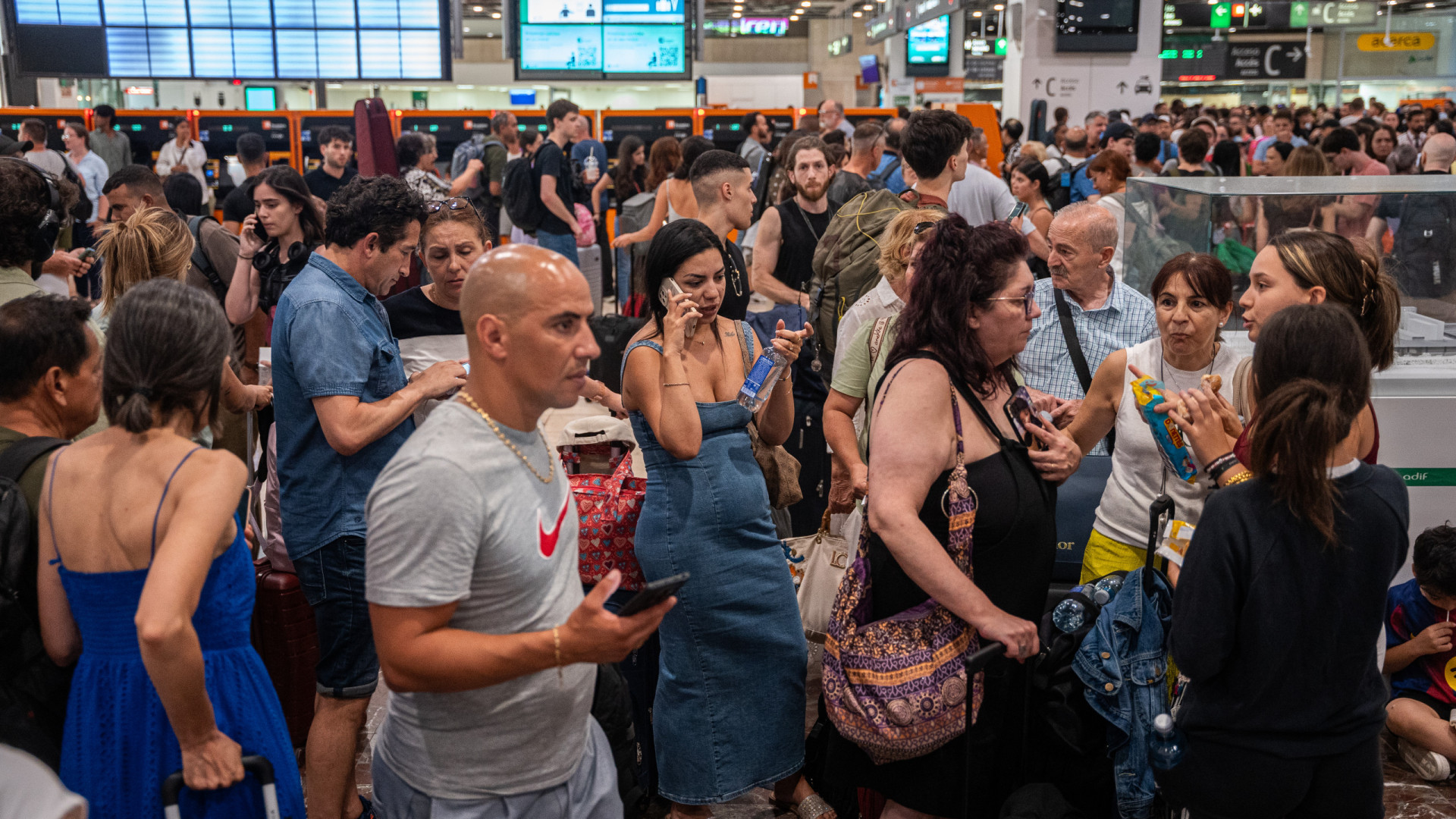 Inundações obrigam 150 pessoas a dormir na estação de Sants em Barcelona