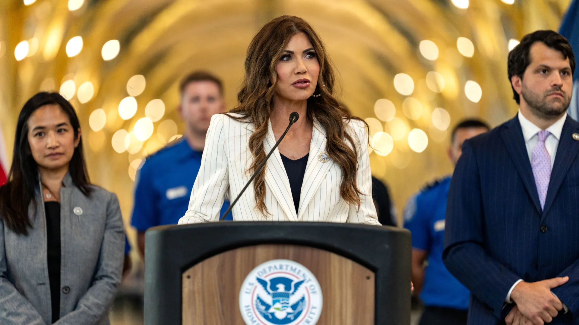 
                    Governo Trump diz ter deportado 650 mil imigrantes ilegais
                