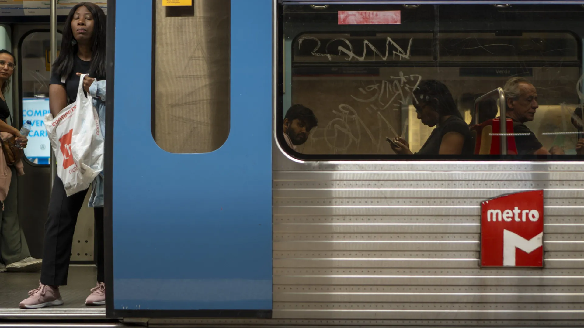 
                    Circulação na Linha Azul do Metropolitano de Lisboa com 