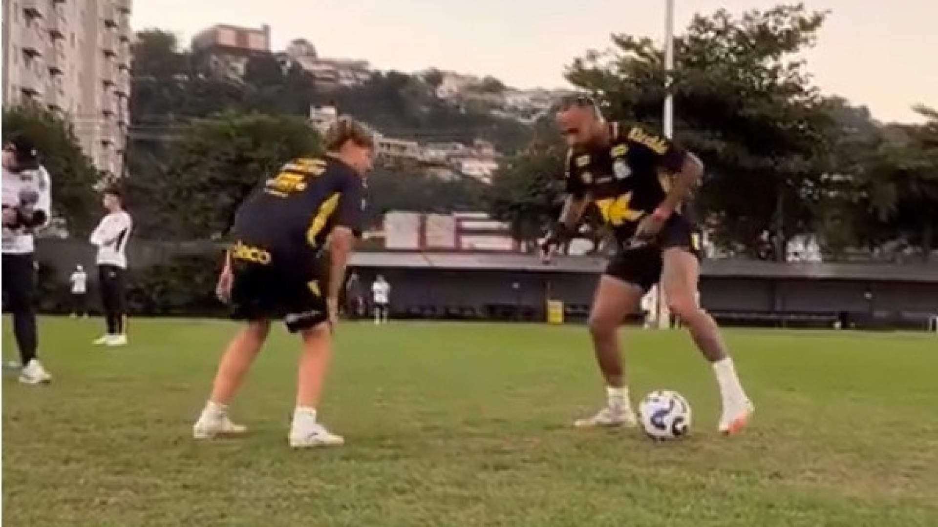 Já não há respeito? Neymar brinca com o filho e faz-lhe esta maldade