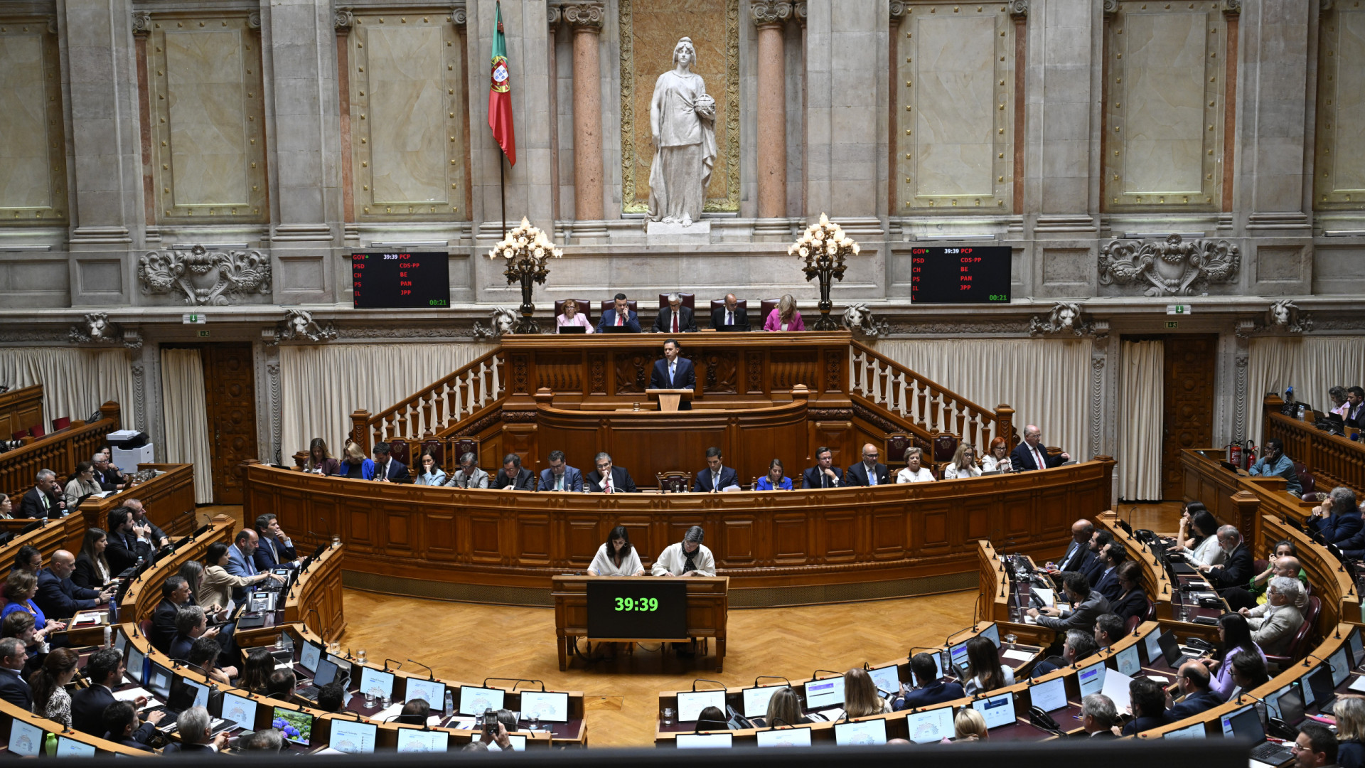Governo fica sem tempo e recebe minutos de bancadas para responder a 27 perguntas