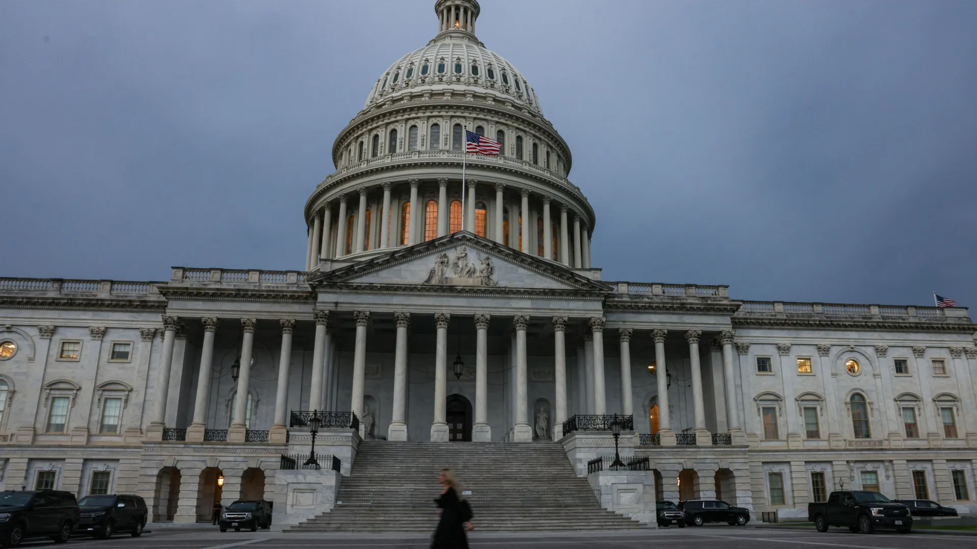 
                    Senado dos EUA volta a desafiar Trump ao revogar tarifas sobre o Canadá
                