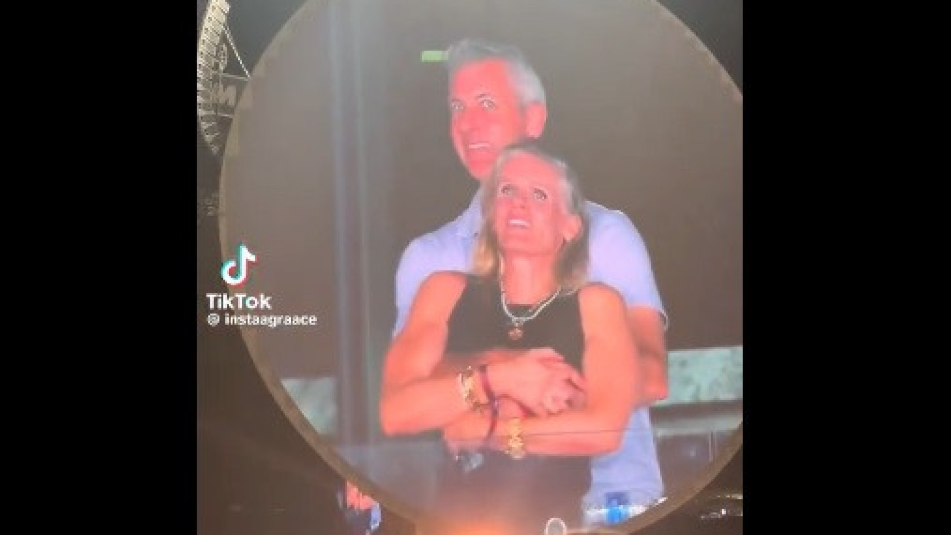 Coldplay ‘apanham’ … traidores. Casal vira alvo de memes