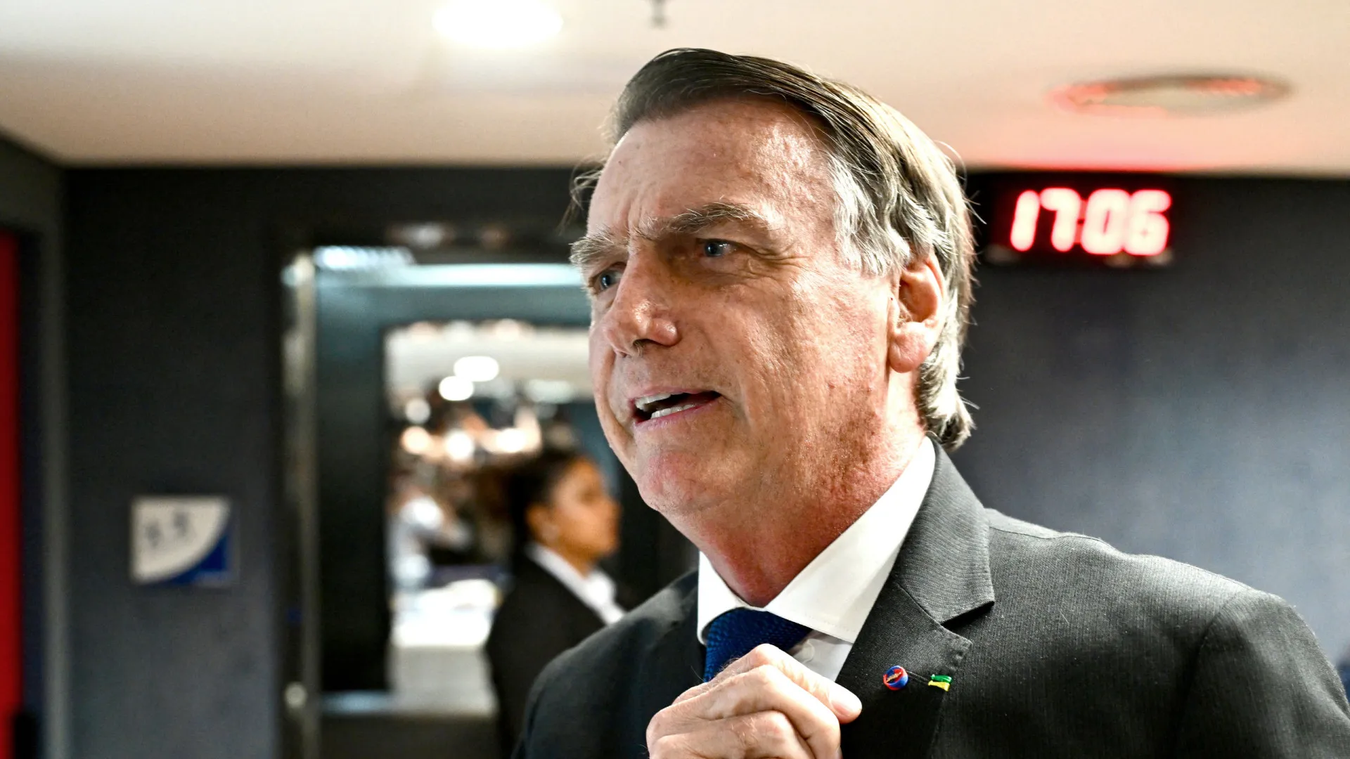 
                    Supremo ordena reforço de vigilância a Jair Bolsonaro por risco de fuga
                