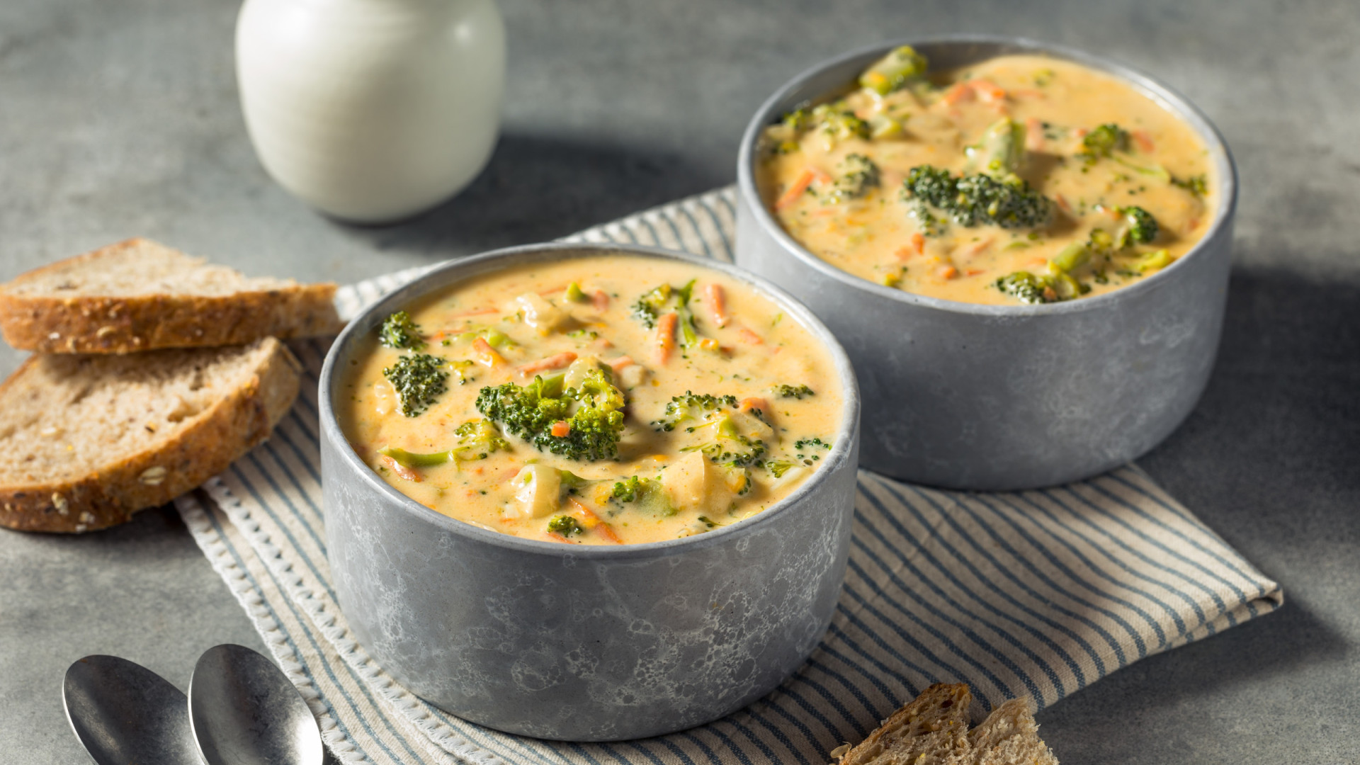 Sopa de brócolos e cheddar: um jantar reconfortante para o fim da semana