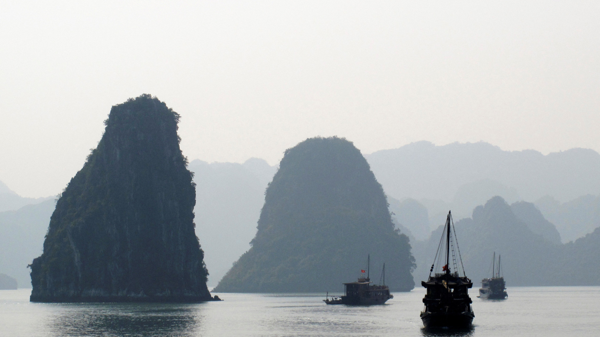 Pelo menos 27 mortos após barco turístico afundar no Vietname