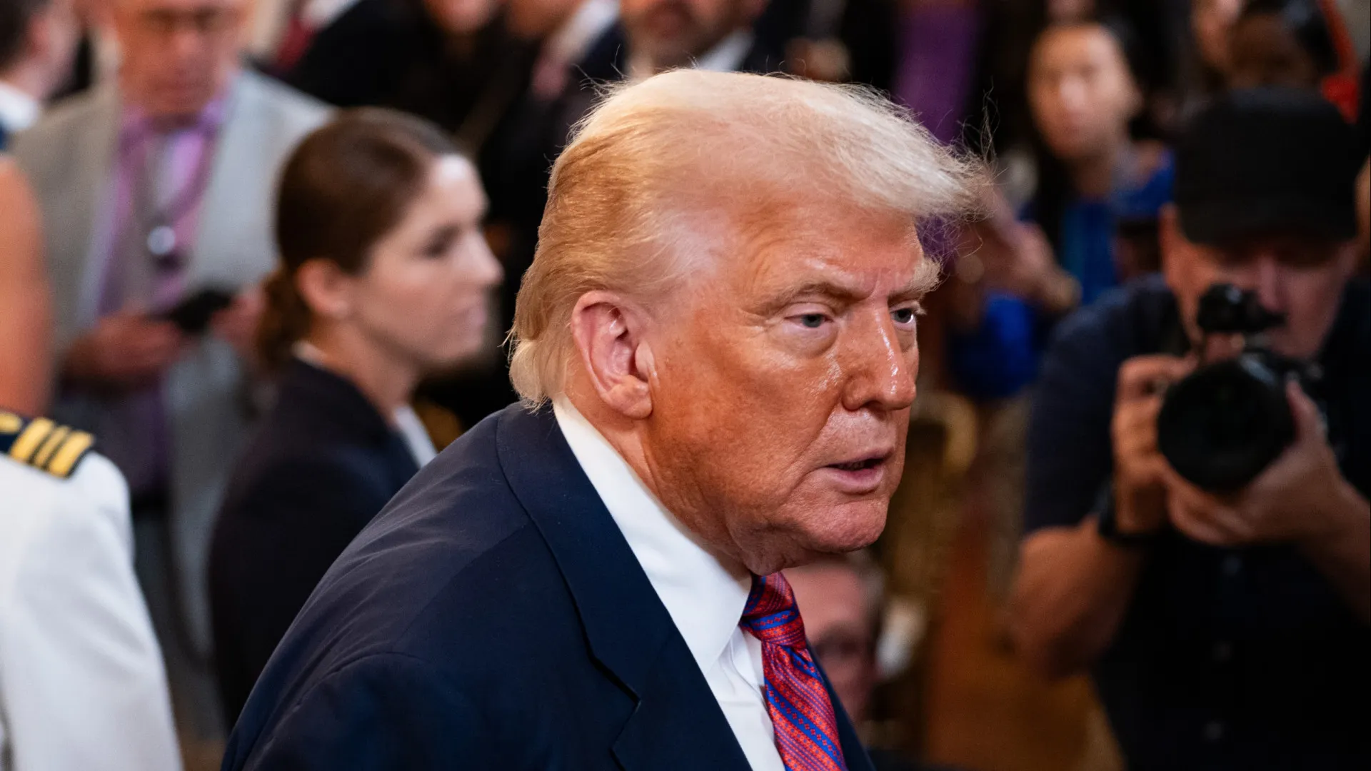 
                    Trump confirma ataque contra navio carregado de droga proveniente da Venezuela
                
