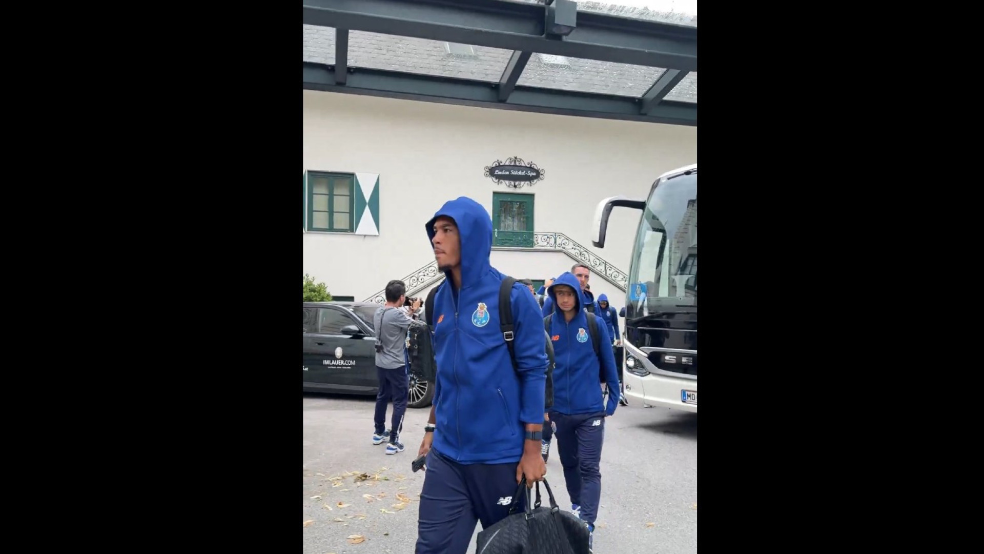 Veja como foi a chegada da comitiva do FC Porto à Áustria