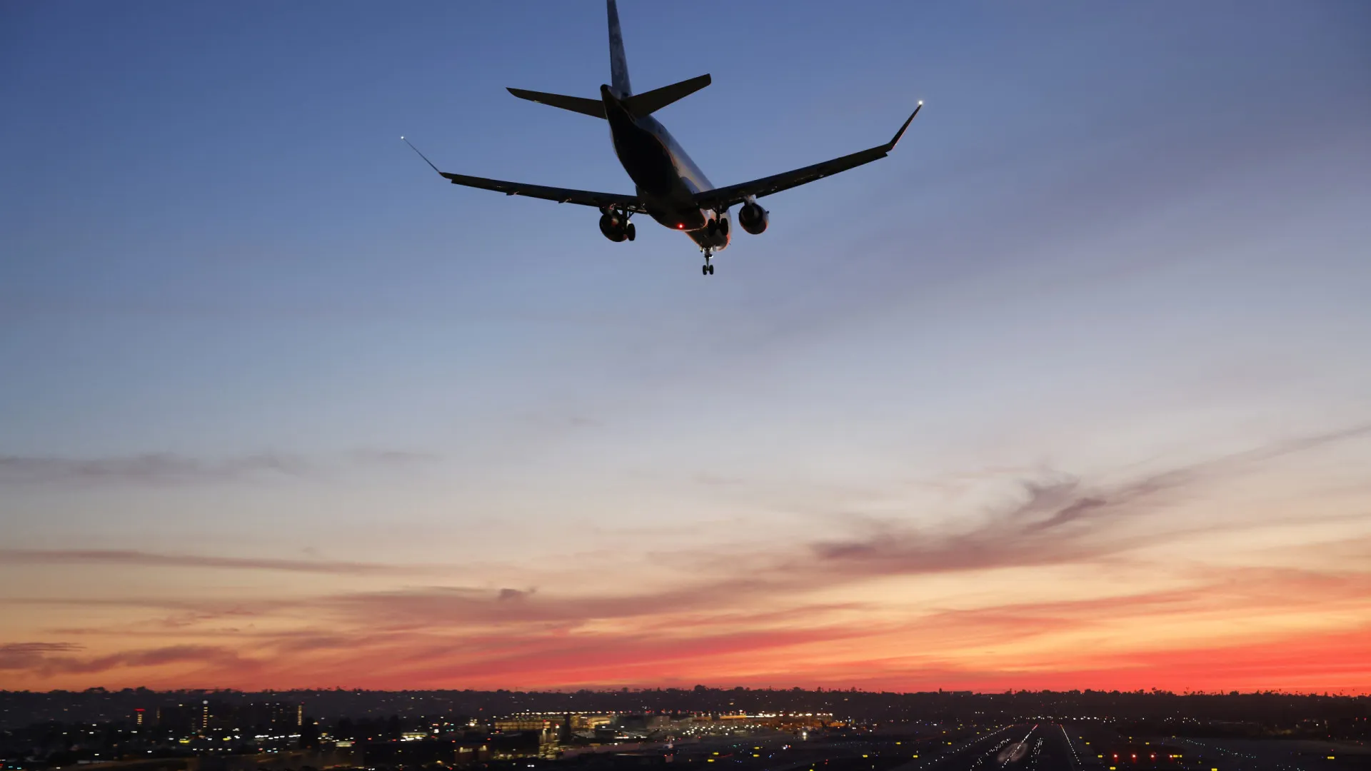 
                    Idosa cumpre sonho de infância aos 69 anos e faz manutenção de aviões
                