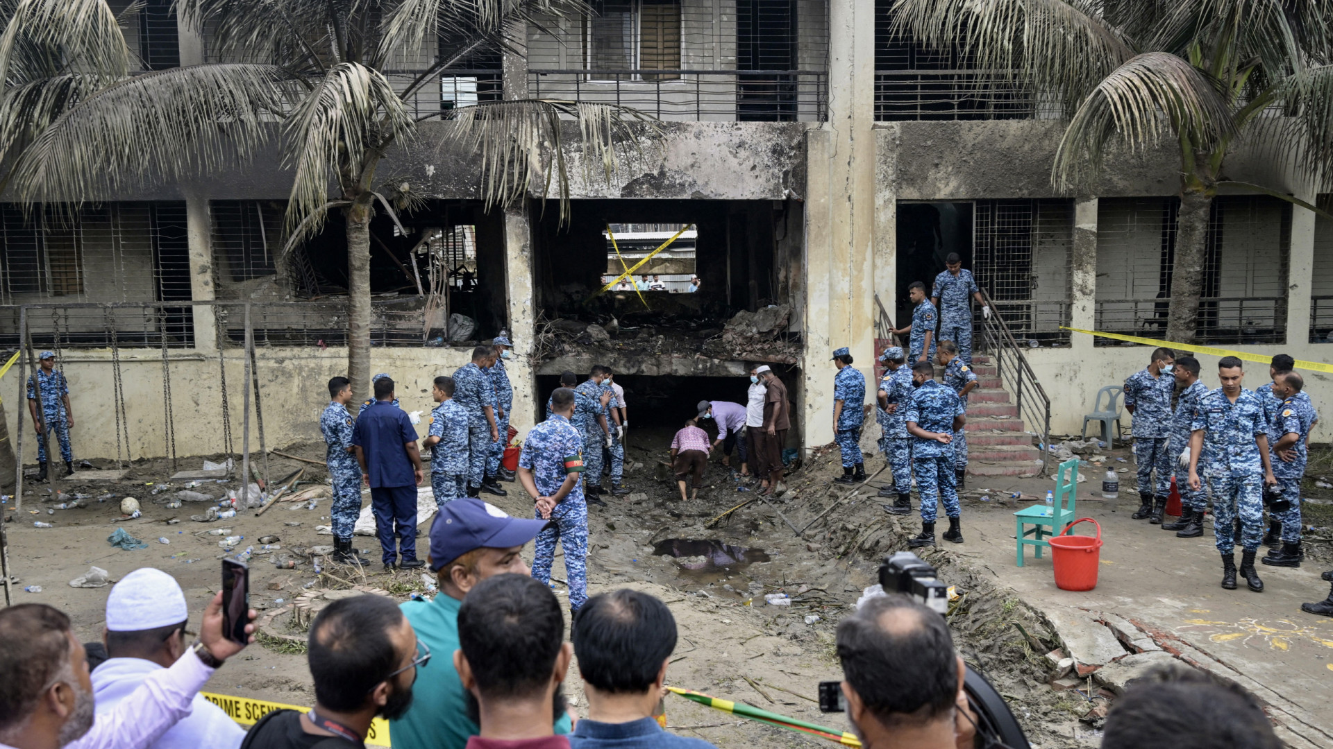 27 mortos em queda de avião sobre escola no Bangladesh (maioria crianças)