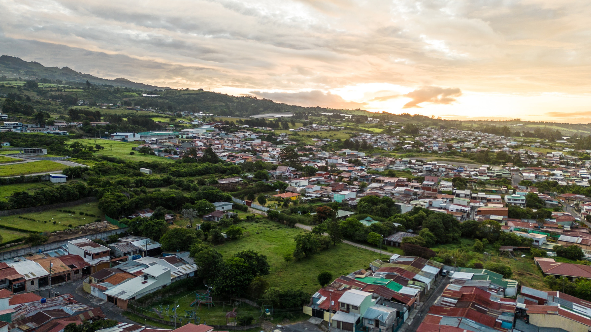 Camião destrói casa de família portuguesa na Costa Rica. 