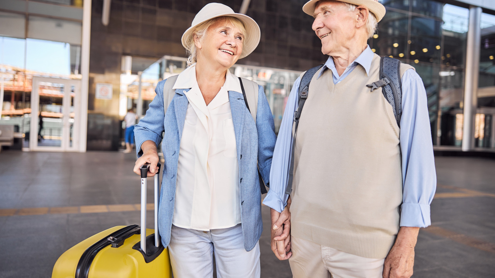Tem mais de 65 anos? Evite estas cinco peças de roupa ao viajar