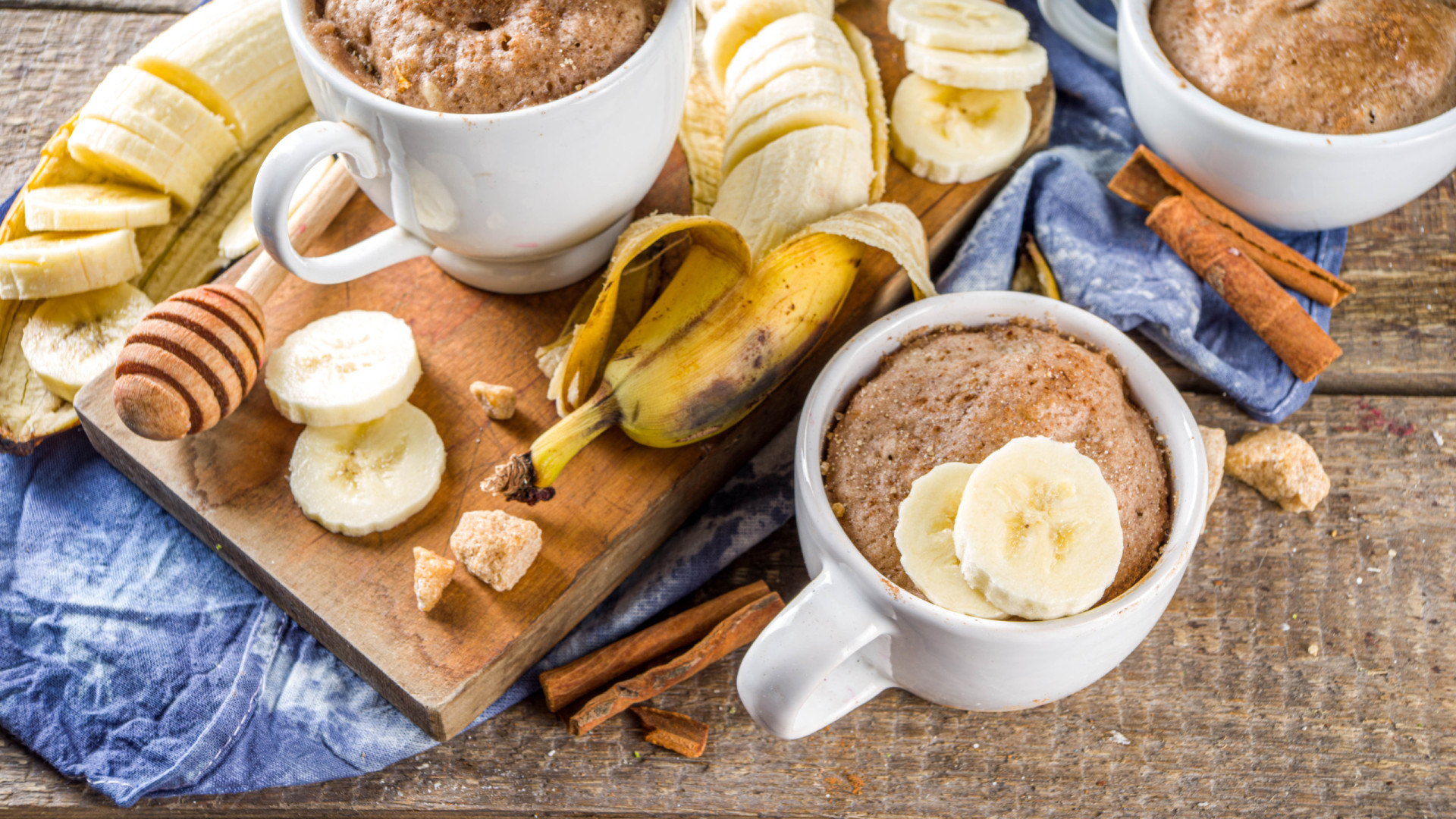Bolo de banana na caneca. Faz-se em cinco minutos e é (mesmo) saudável