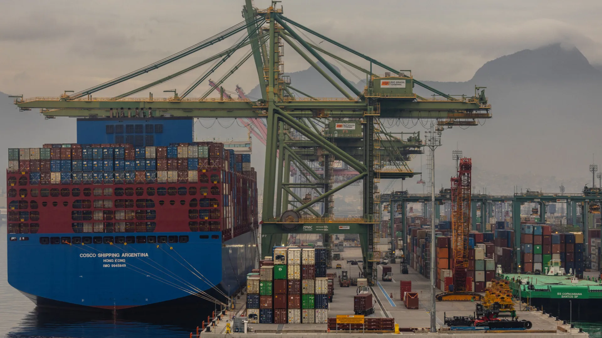 
                    Exportações afundam 11,3% em julho. Importações subiram 2,8%
                