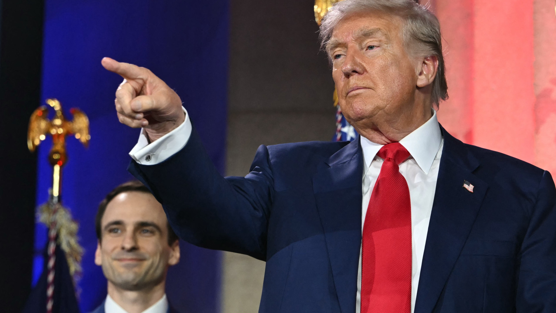 Trump lança plano para acelerar criação de IA sem ‘viés ideológico’
