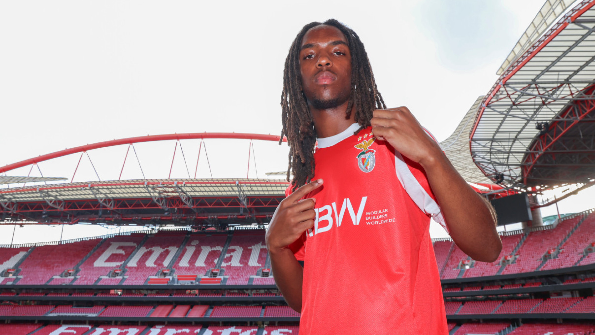 Oficial: Benfica 'amarra' promessa que só sabe jogar de águia ao peito