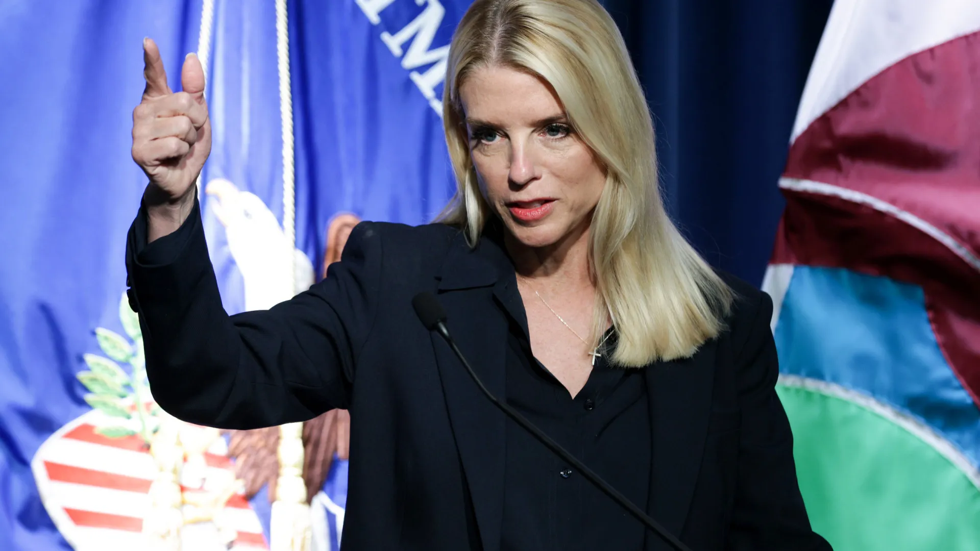 
                    Detida muher que protestou contra pastor e agente alfandegário dos EUA
                