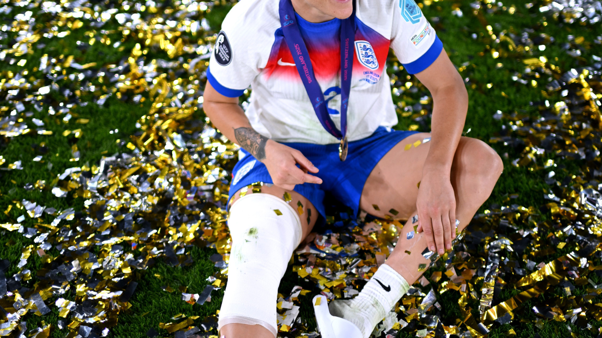 O país acima de tudo. Lucy Bronze sagrou-se campeã com fratura na tíbia