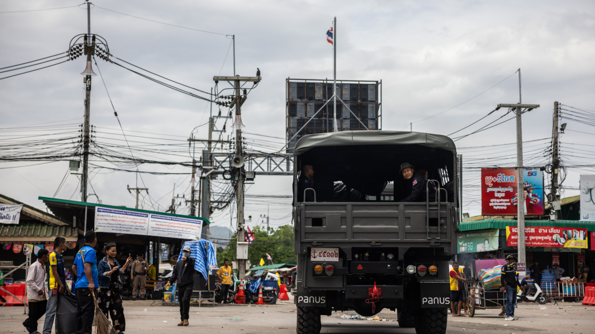 Tailândia e Camboja acusam-se a poucas horas de discutirem trégua