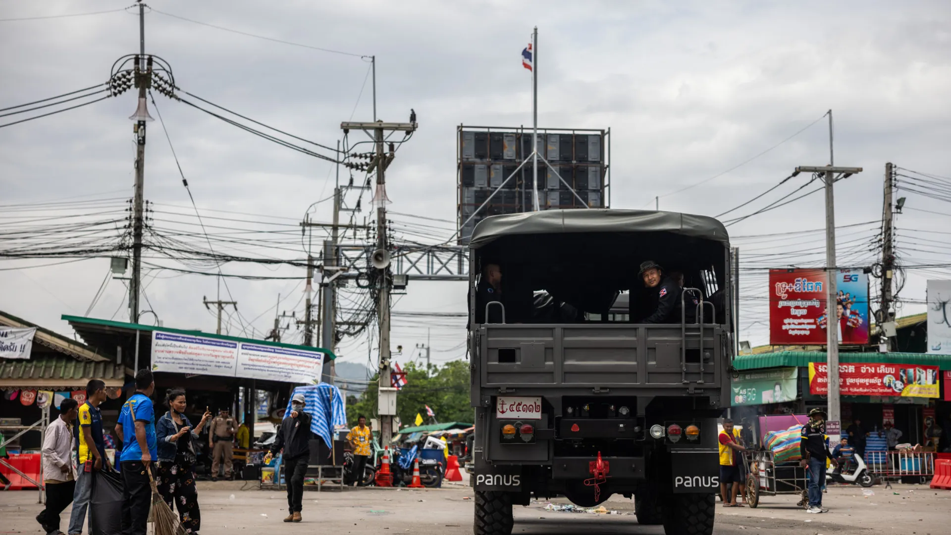
                    Combates entre Tailândia e Camboja prosseguem junto à fronteira
                