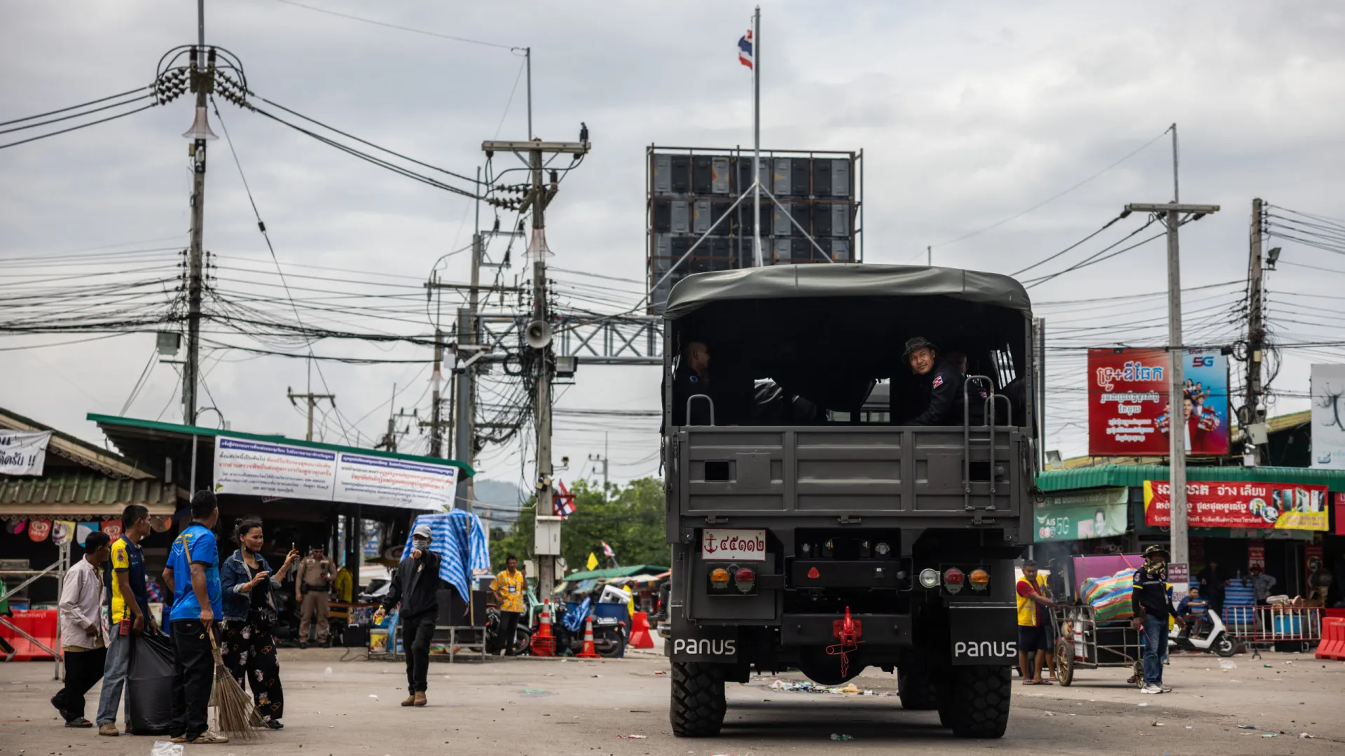 Combates entre Tailândia e Camboja prosseguem junto à fronteira