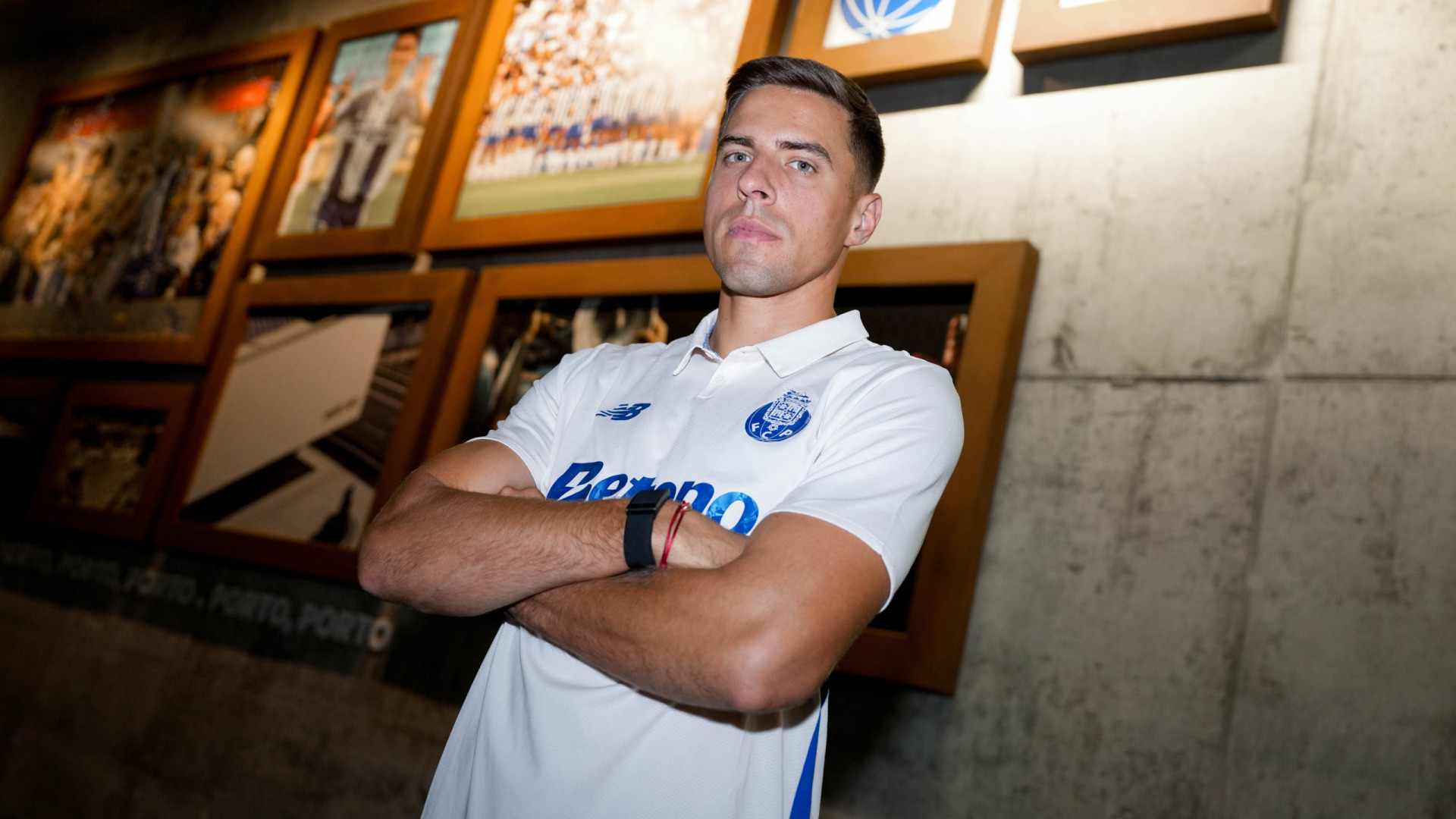 Reforço Jan Bednarek espera ser voz de comando na defesa do FC Porto