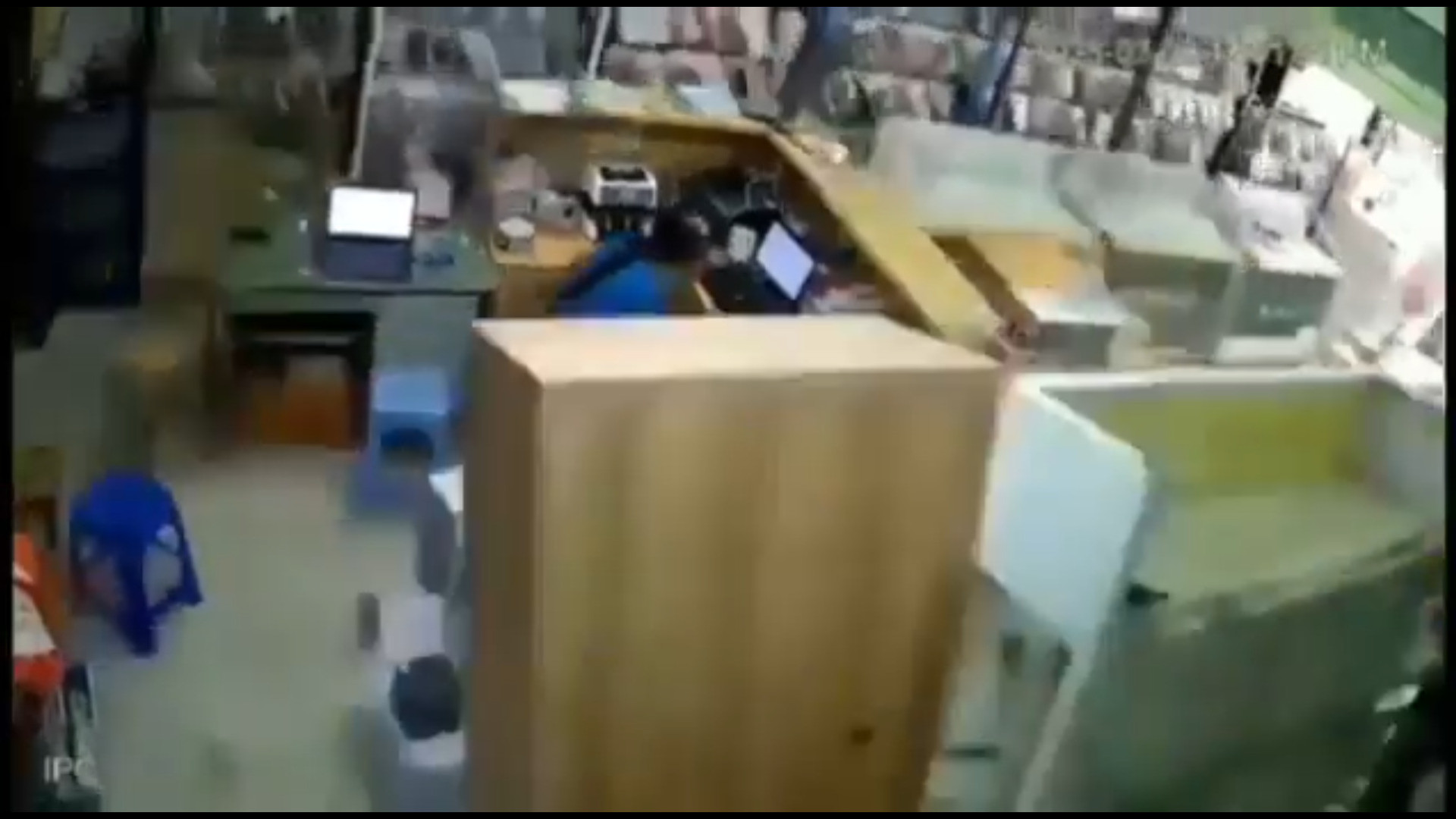 O momento em que abalo de 8,8 atinge Rússia (e as imagens do mar)