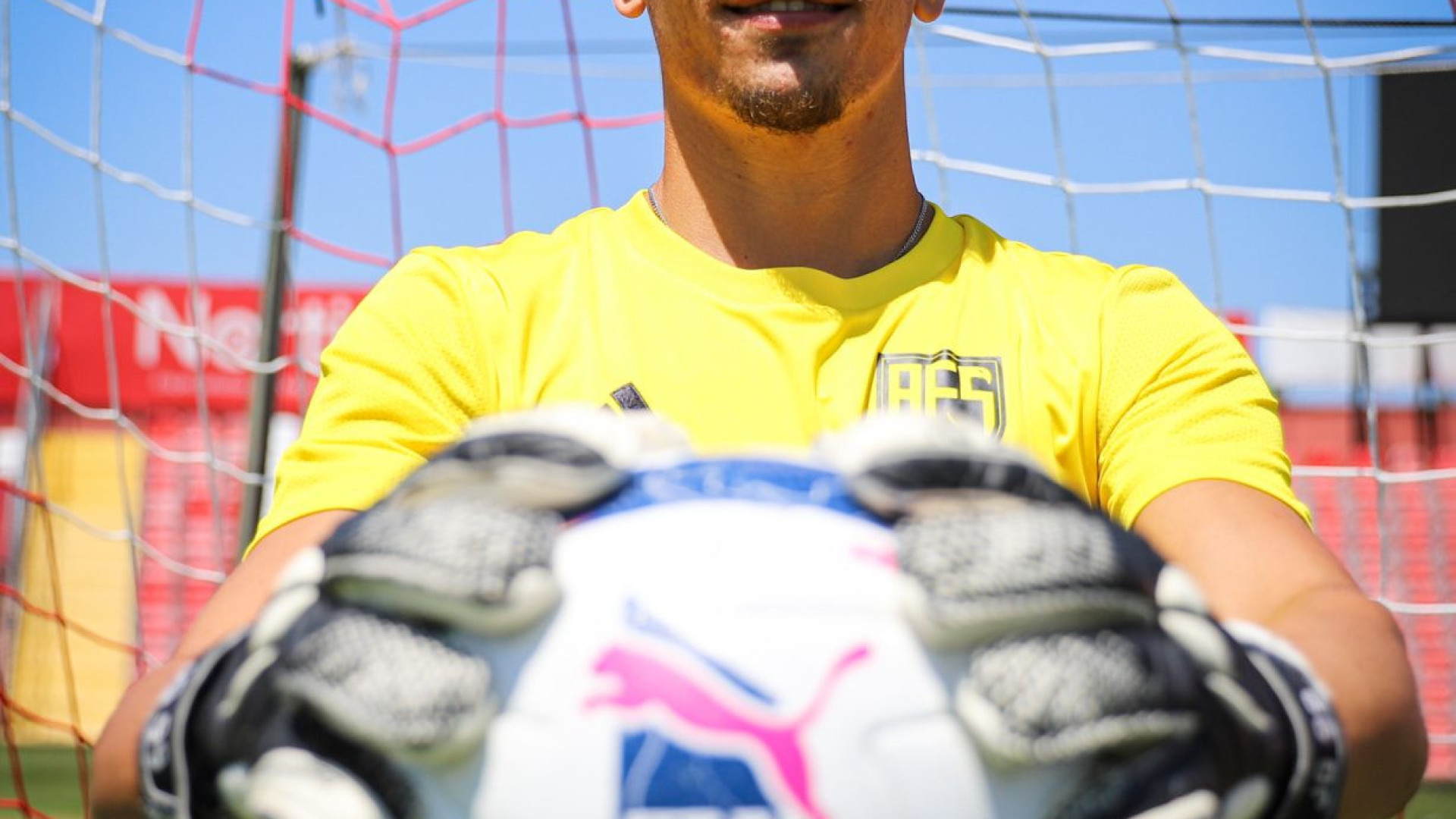 Oficial: João Gonçalves troca a baliza do Boavista pela do AVS