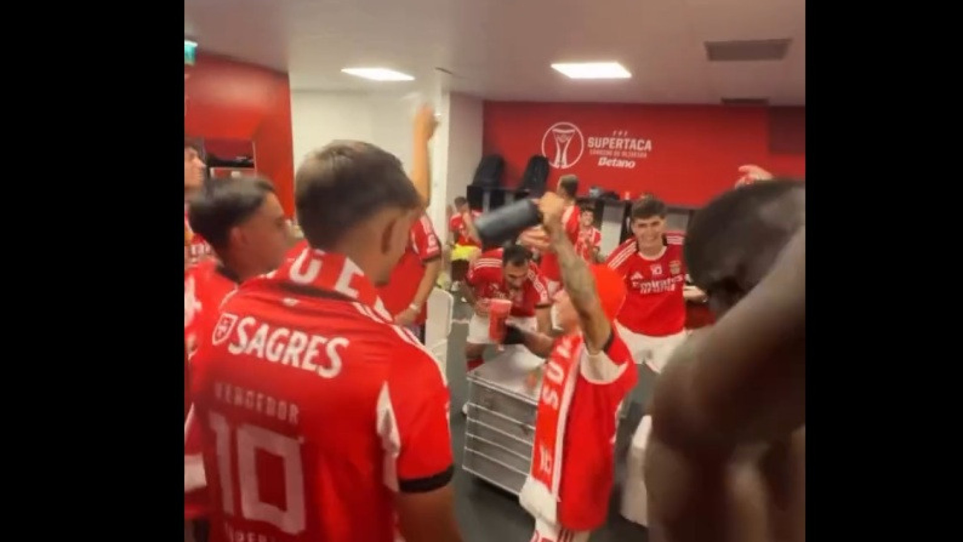 'Vai no cavalinho'. Otamendi mostra festa do Benfica após bater Sporting