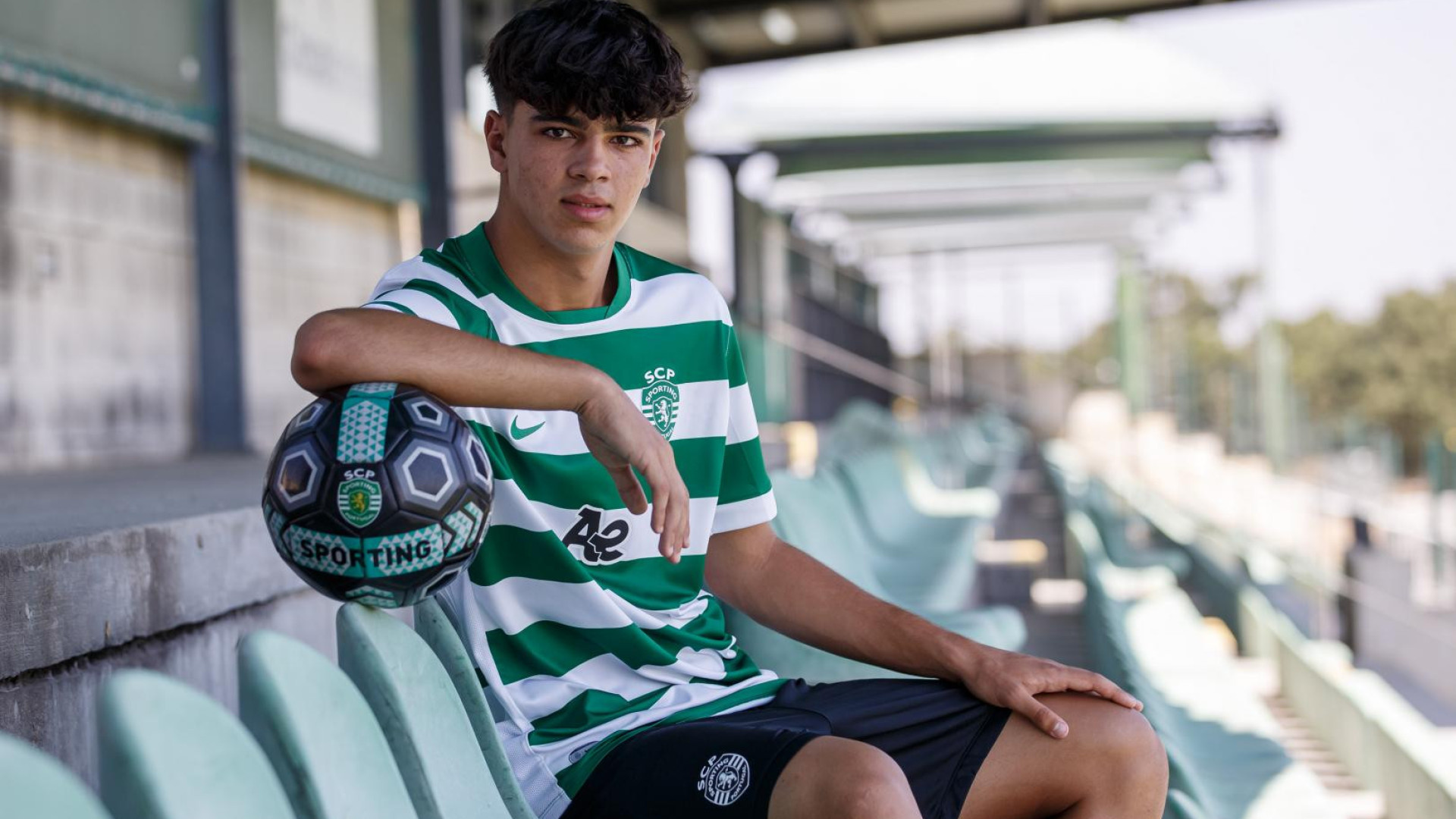 Oficial: Sporting contrata jovem goleador que se inspira em Conrad Harder