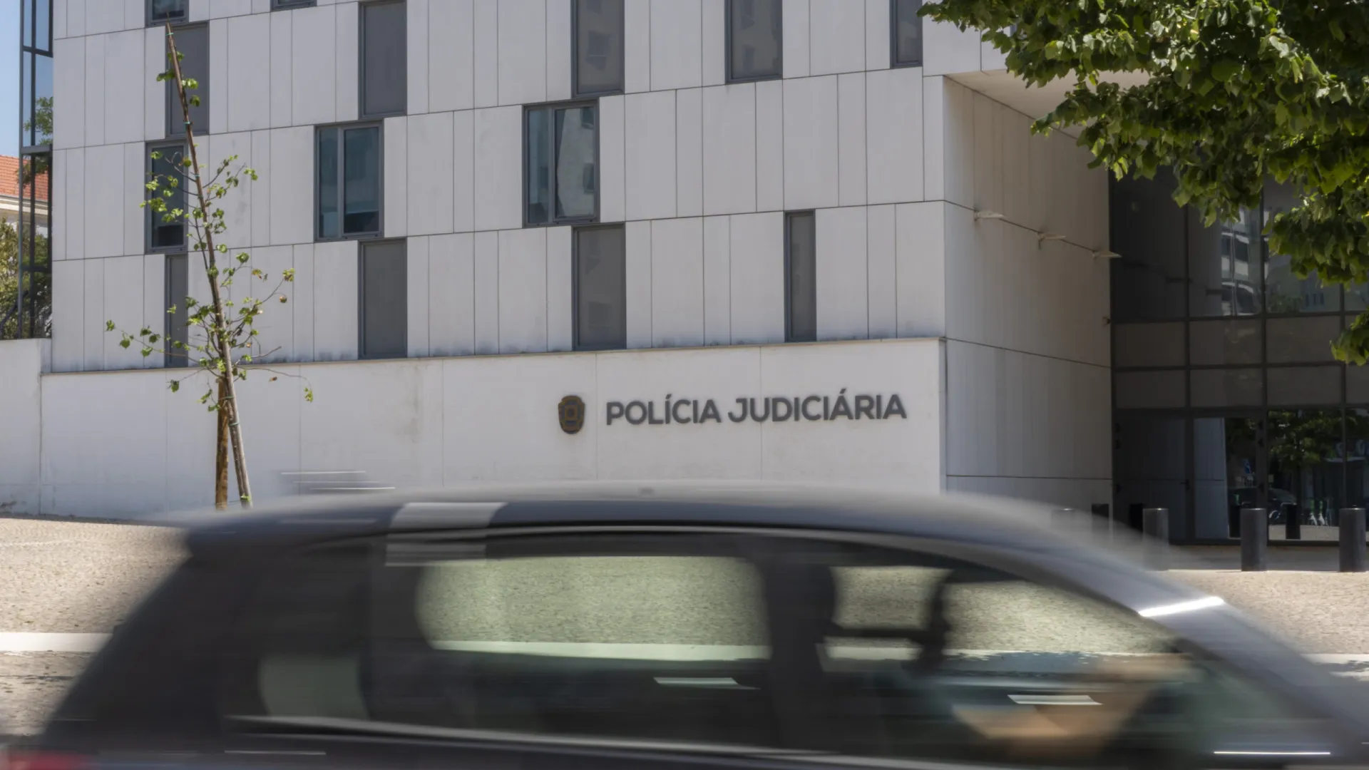 
                    Homem que disparou contra cunhado e se barricou vai ser hoje ouvido
                