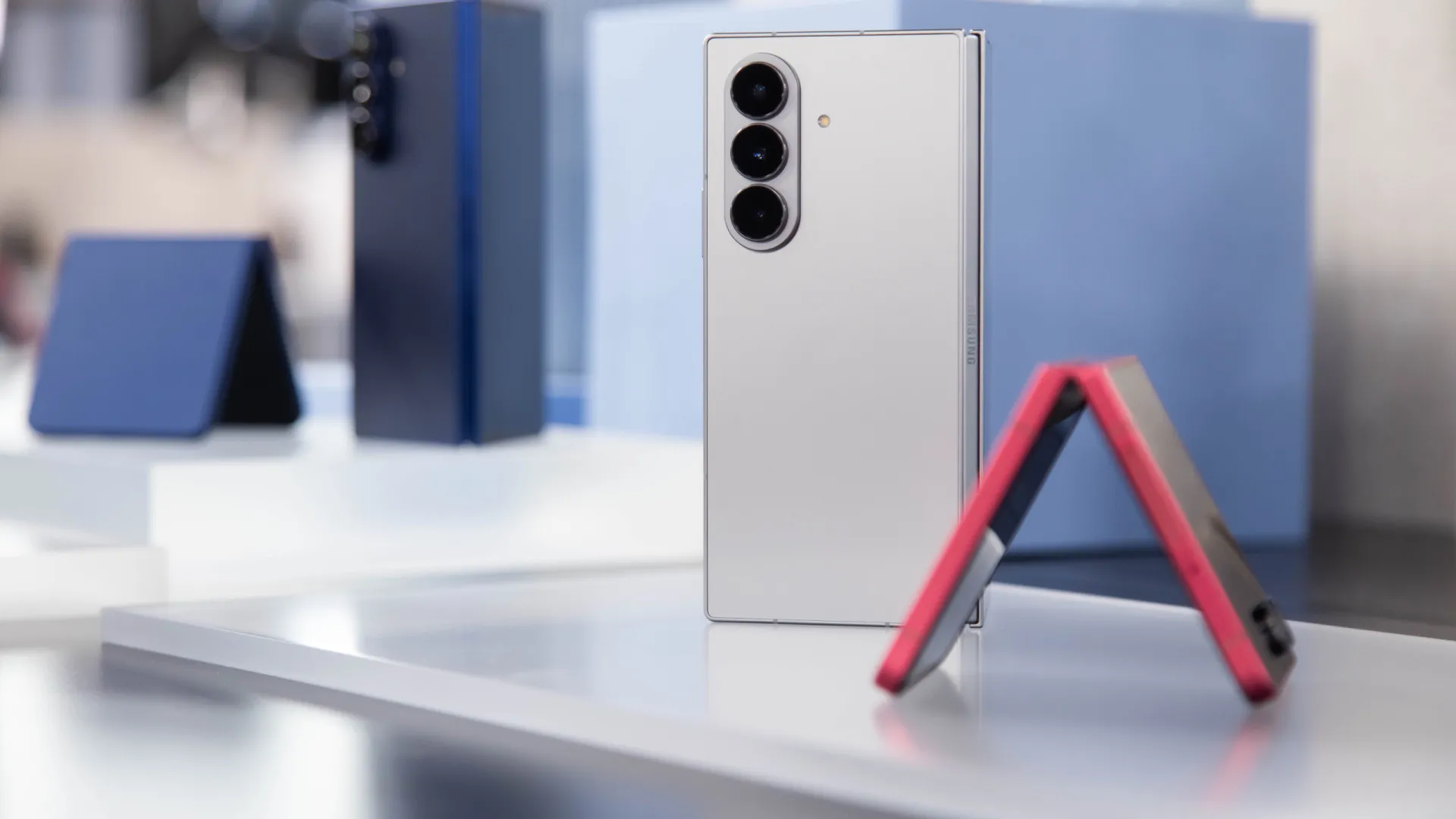 
                    Quer comprar um telemóvel dobrável? Há um bom motivo para não o fazer
                